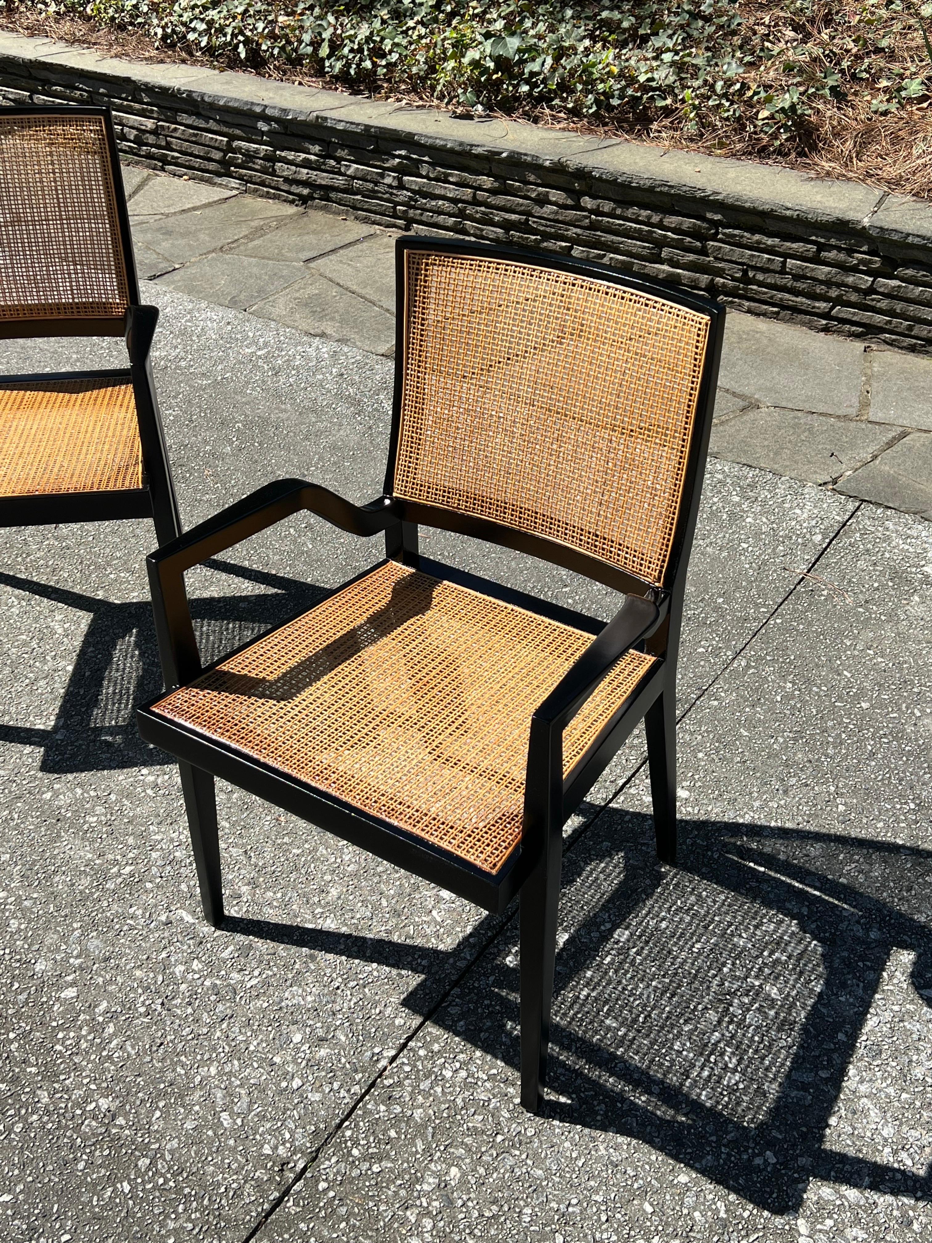 Américain Ensemble spectaculaire de 20 fauteuils sophistiqués en laque noire en rotin de Michael Taylor en vente