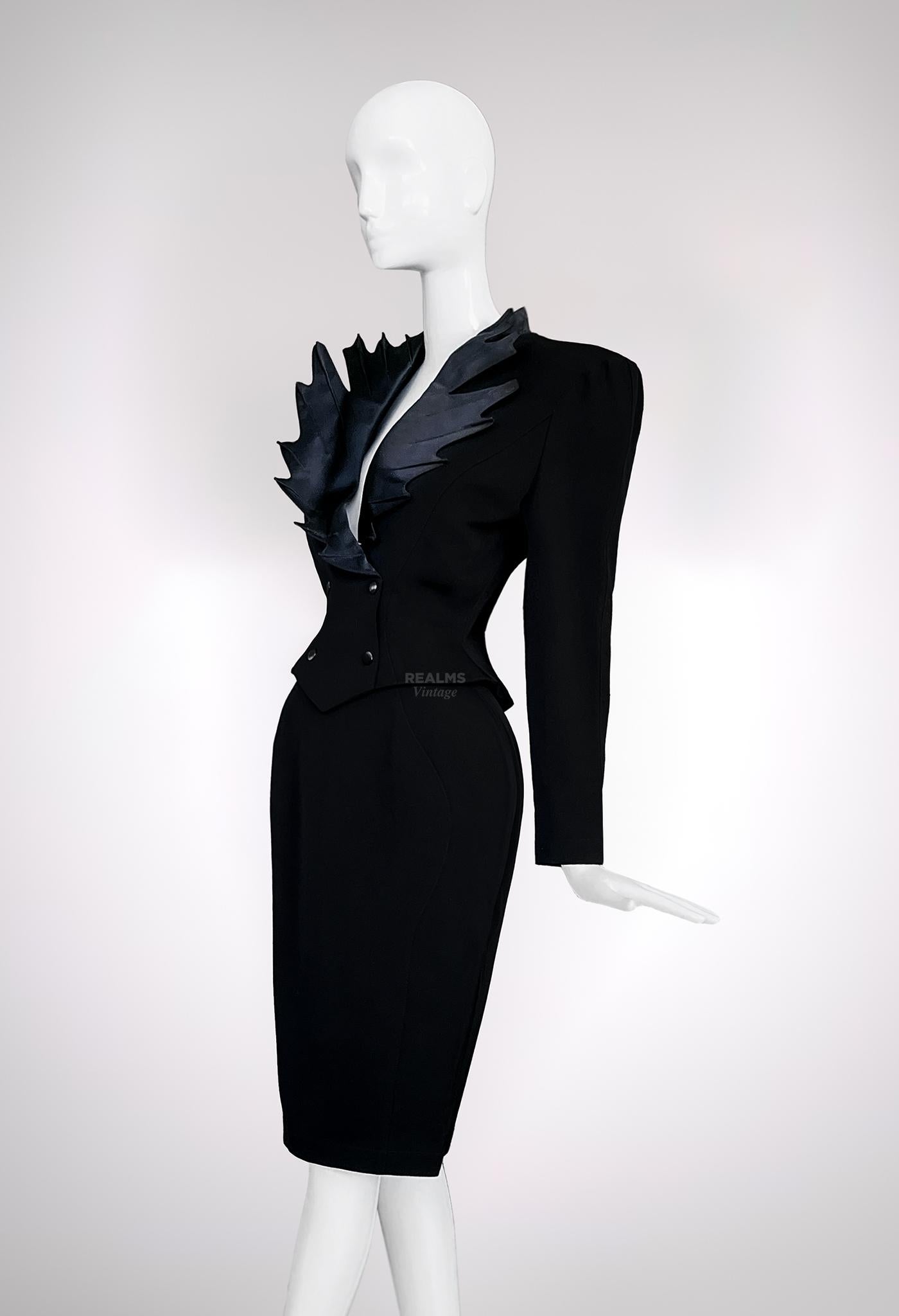 Dramatic Thierry Mugler FW1990 Archival Black Skirt Suit Sculptural In Excellent Condition For Sale In Berlin, BE