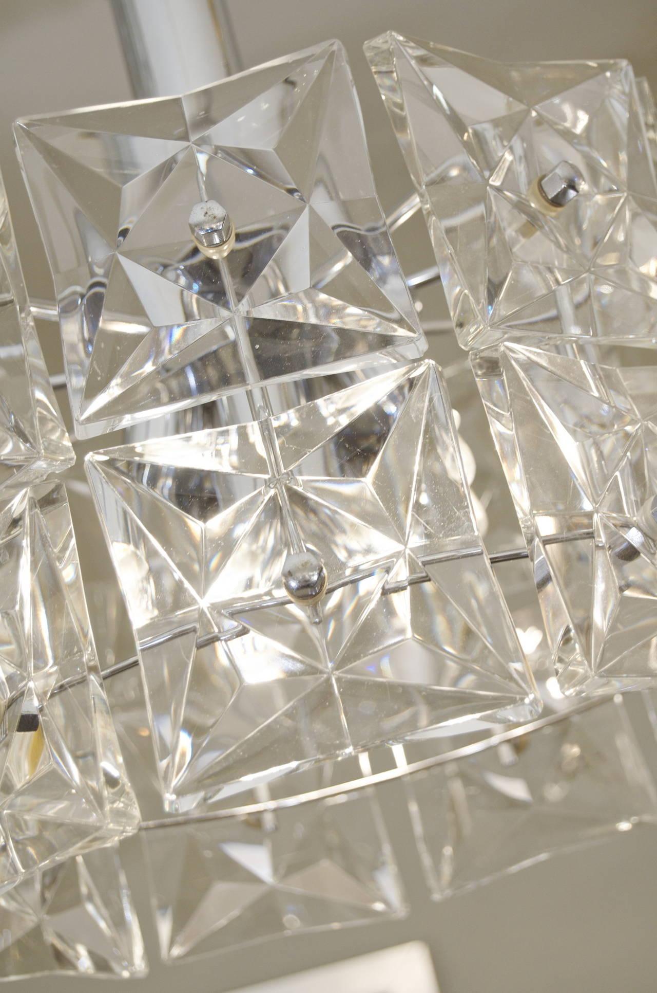 Kinkeldey-Kronleuchter mit zwei Ebenen und quadratischen Kristallen, dramatischer Schliff im Zustand „Gut“ im Angebot in Stamford, CT