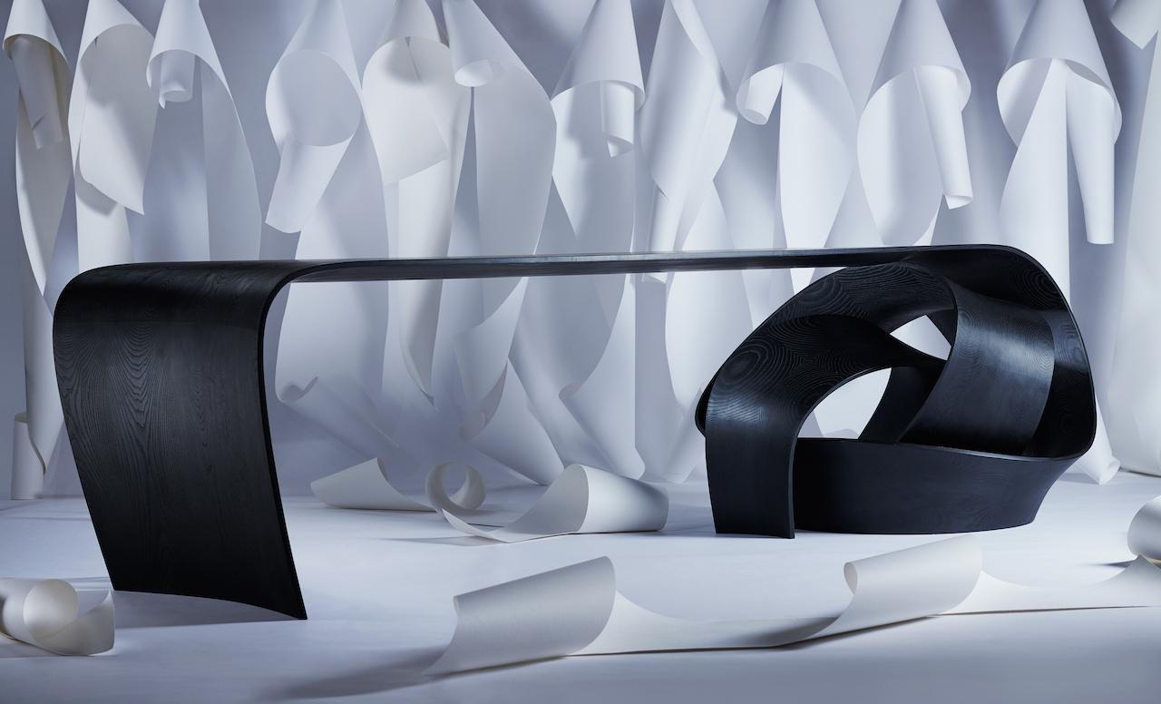 Contemporary sculptural 'knotted' desk handgeschnitzt in Esche natur oder ebonisiert  (Ebonisiert) im Angebot