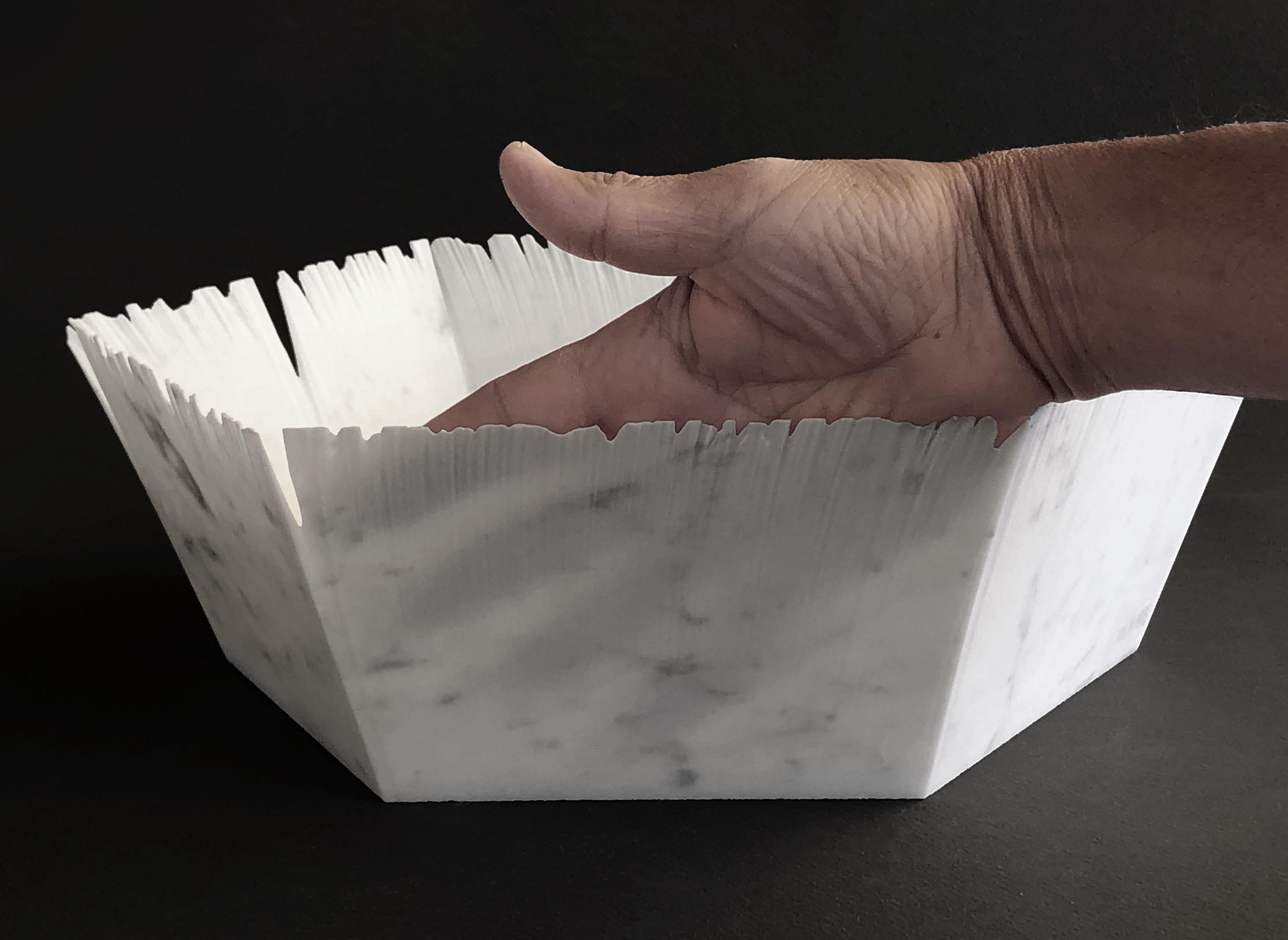 Drap A Hexagonal Decorative Bowl in White Carrara Marble by Bufalini Marmi (Carrara-Marmor) im Angebot