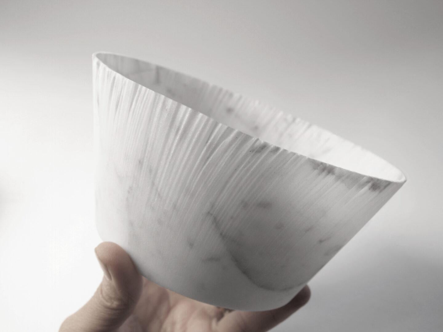 Drap A Oval Decorative Bowl in White Carrara Marble by Bufalini Marmi (21. Jahrhundert und zeitgenössisch) im Angebot