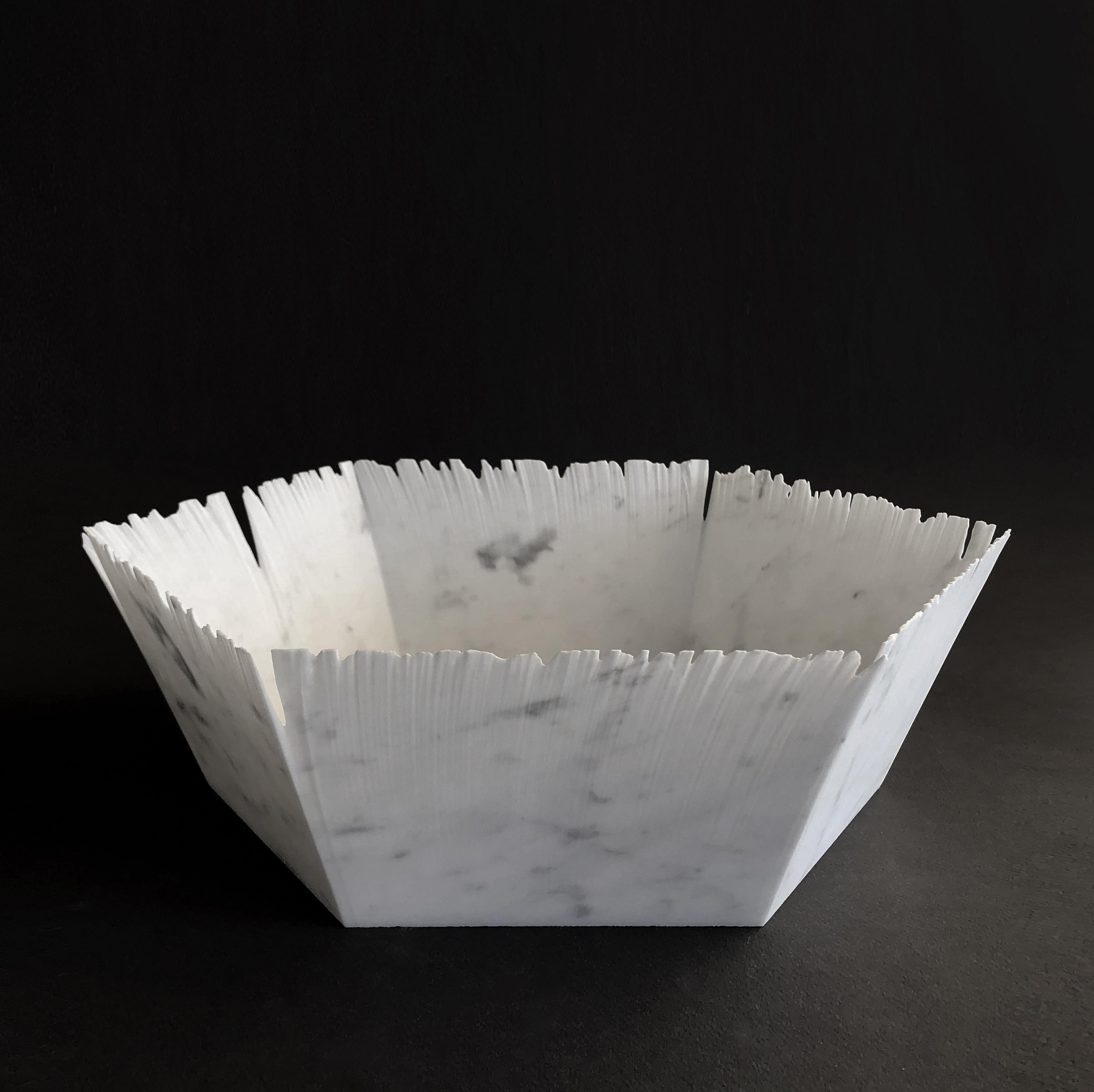 Drap B Hexagonal Decorative Bowl in White Carrara Marble by Bufalini Marmi (21. Jahrhundert und zeitgenössisch) im Angebot