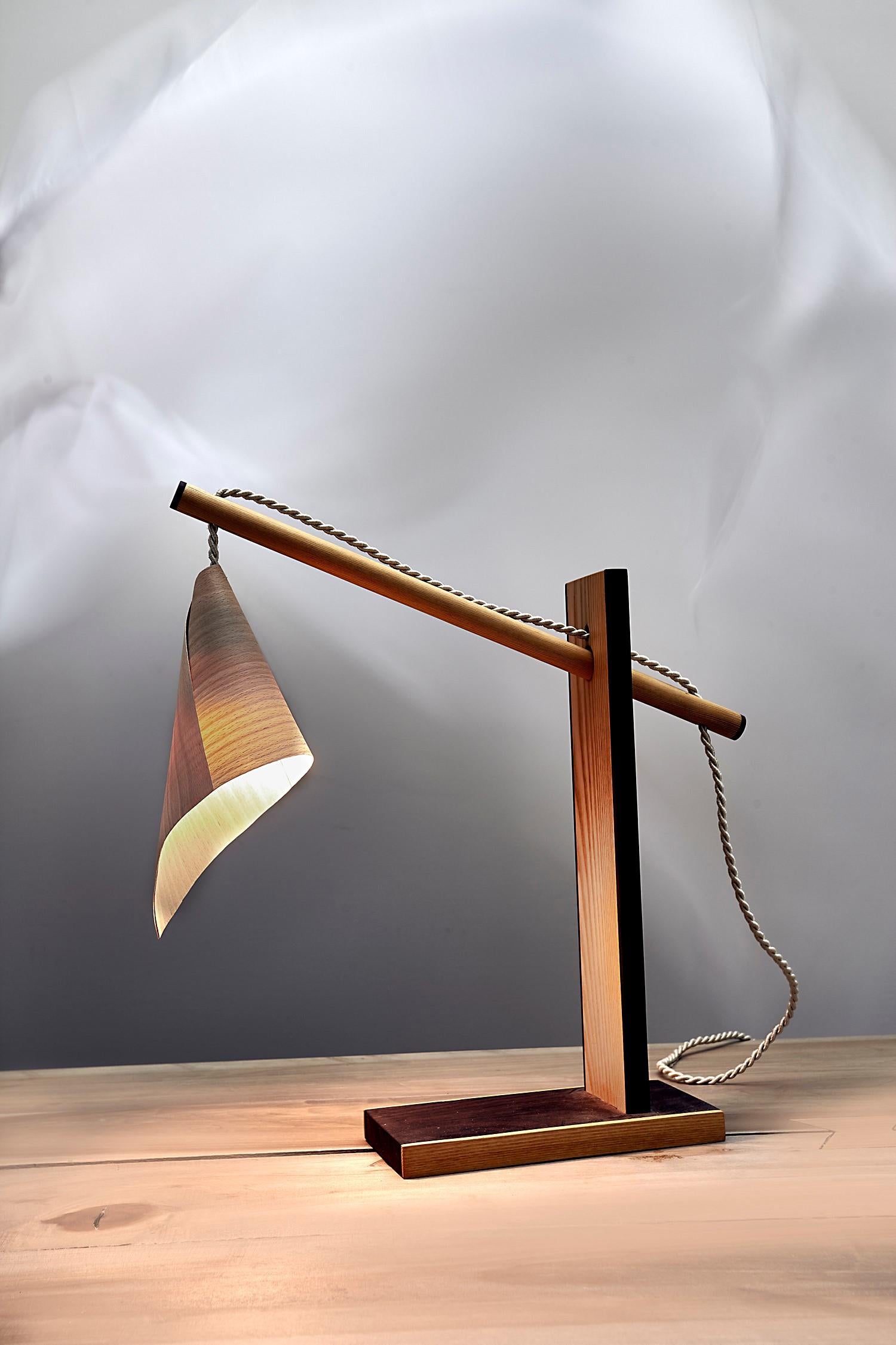 Lámpara de mesa Drapé 2 de Jean-Baptiste Van den Heede
Firmado, edición limitada
Dimensiones: 45 cm de altura
Materiales: nogal, fresno

Lámpara de sobremesa Drapé 2 de nogal y fresno, pantalla de madera regulable, bombilla