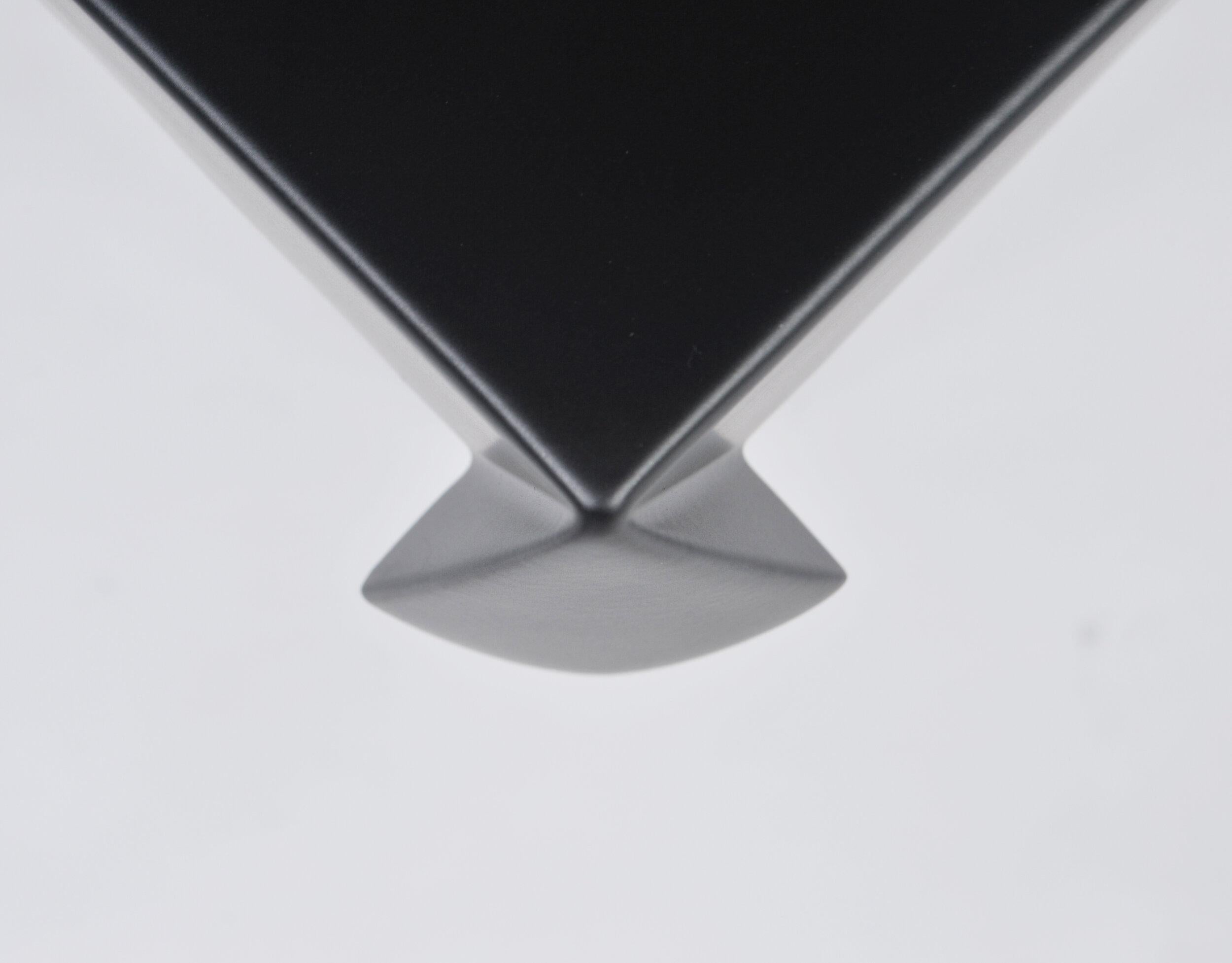 Moderne Table basse en métal avec Top Form Black Drape et base en laiton par Debra Folz en vente