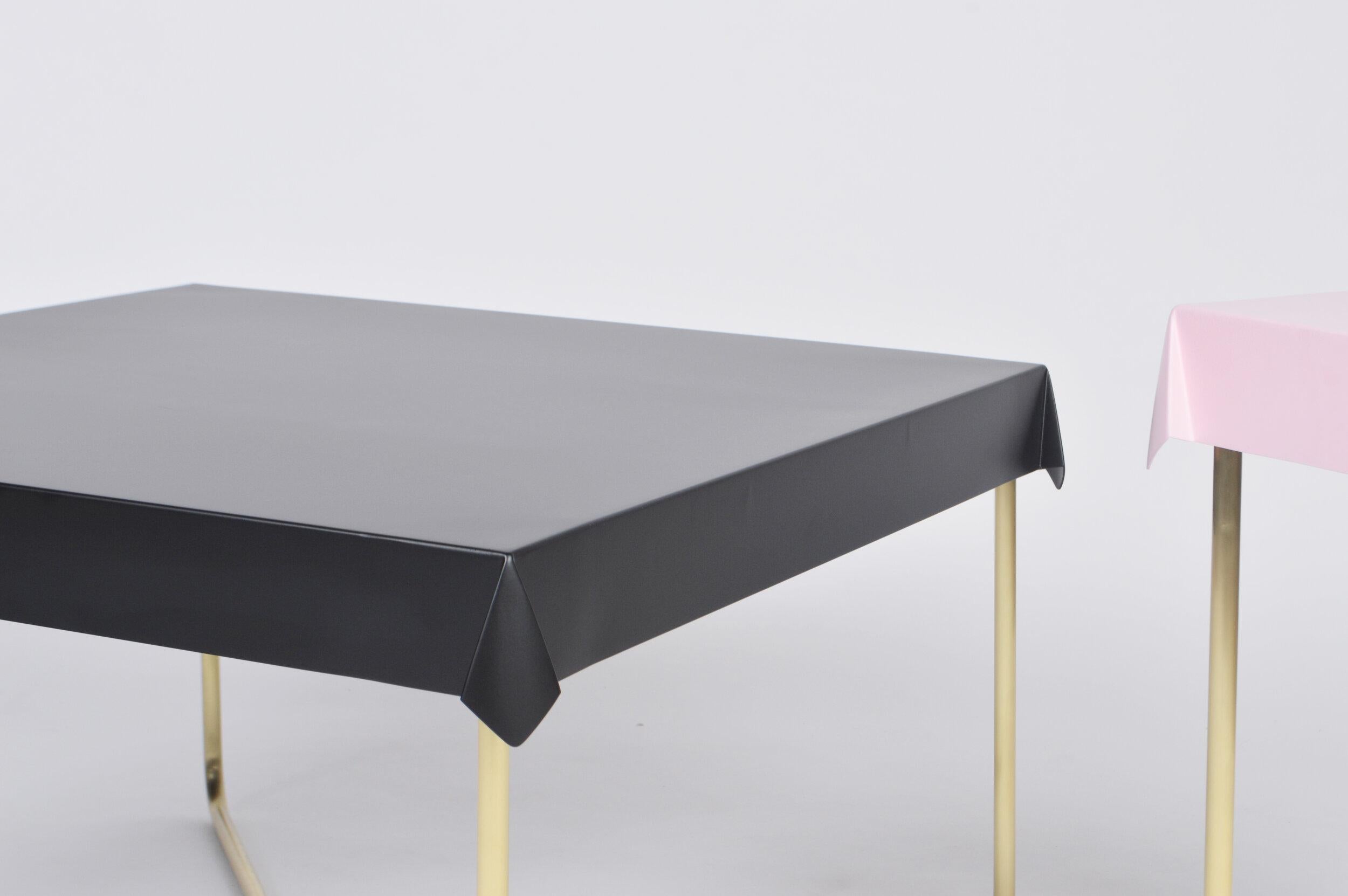 Table basse en métal avec Top Form Black Drape et base en laiton par Debra Folz Neuf - En vente à Pawtucket, RI