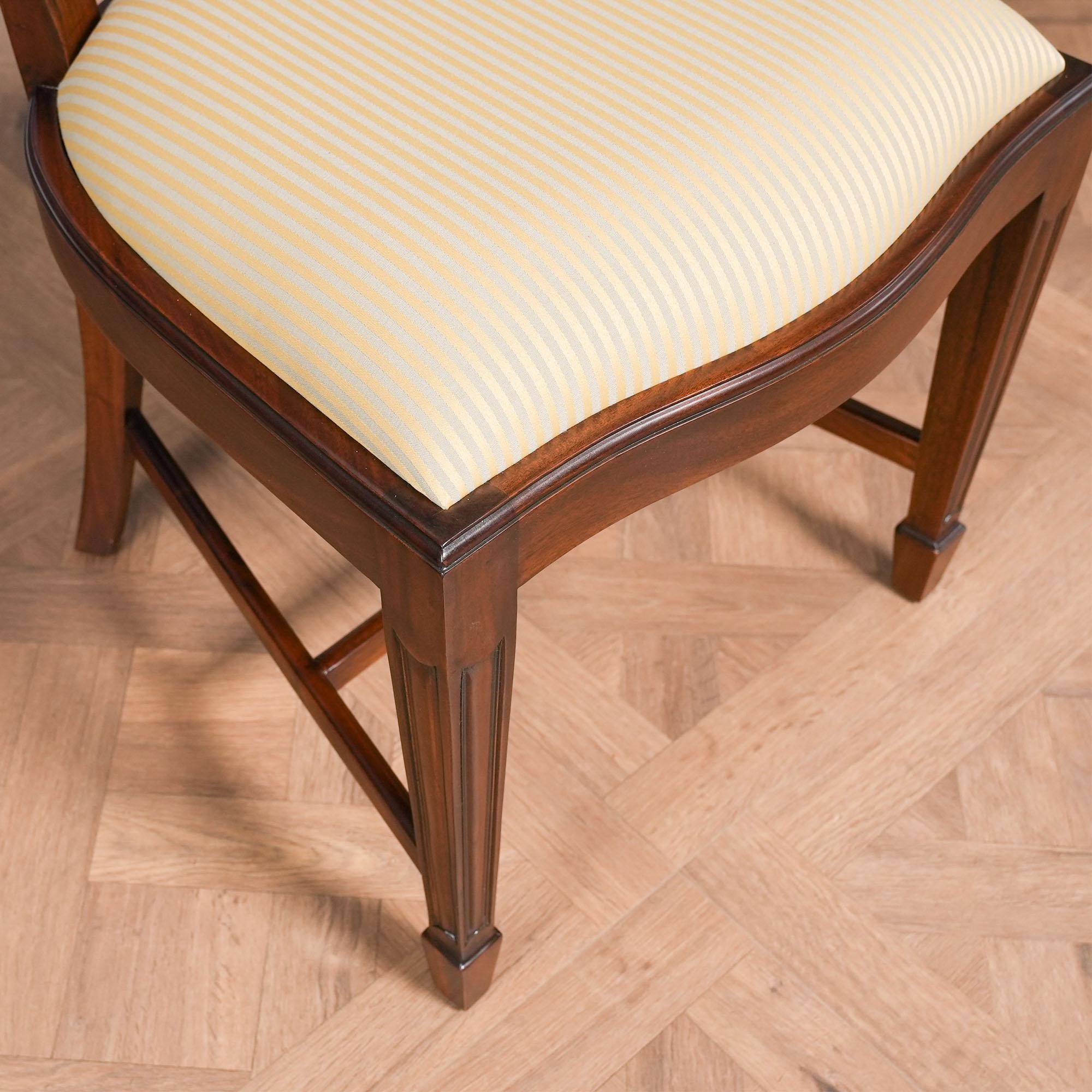 Chaises à dossier bouclier sculpté Drape, ensemble de 10 en vente 9