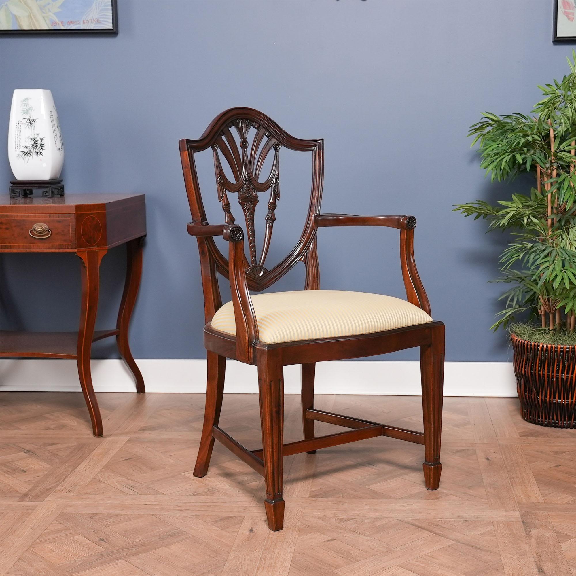 Ces chaises à dossier bouclier sculpté Drape sont vendues par lot de 10, comprenant deux fauteuils à accoudoir et 8 chaises d'appoint. Il s'agit de l'un de nos ensembles de chaises les plus populaires. Les chaises sont dotées d'une traverse