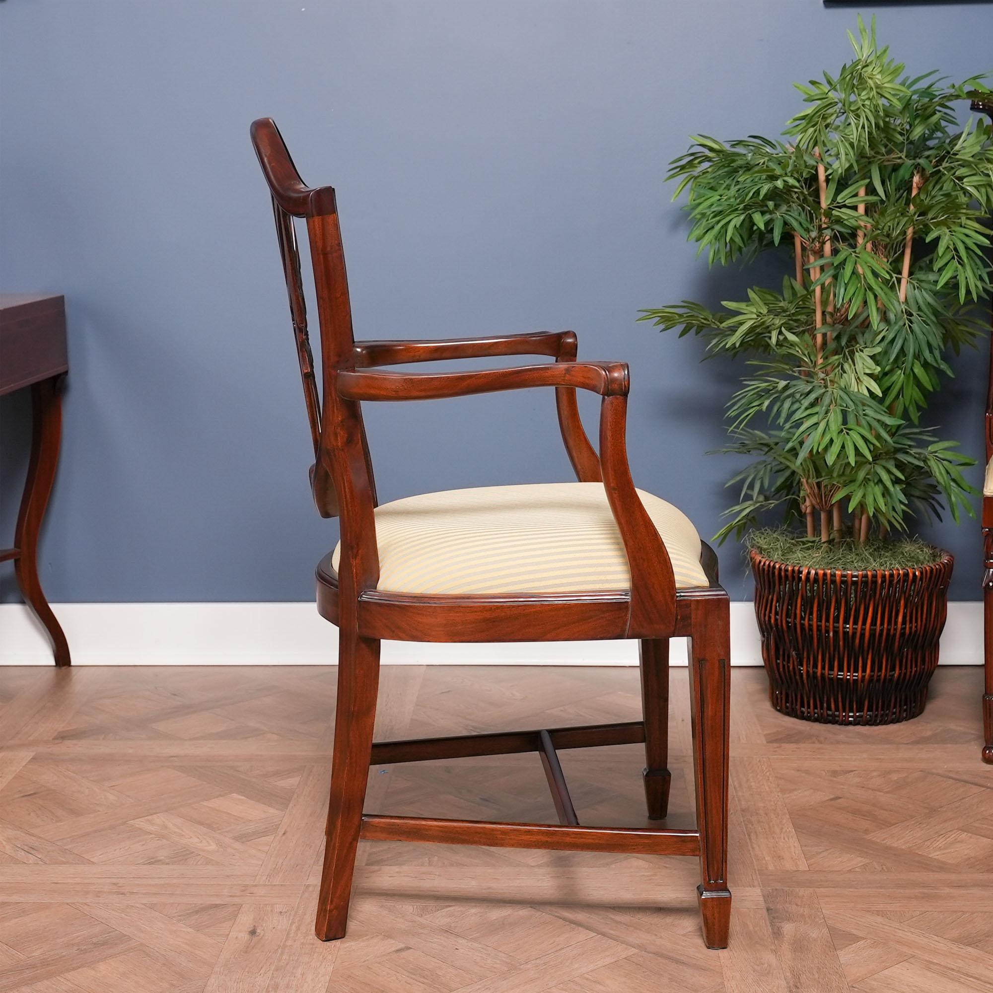 Chippendale Chaises à dossier bouclier sculpté Drape, ensemble de 10 en vente