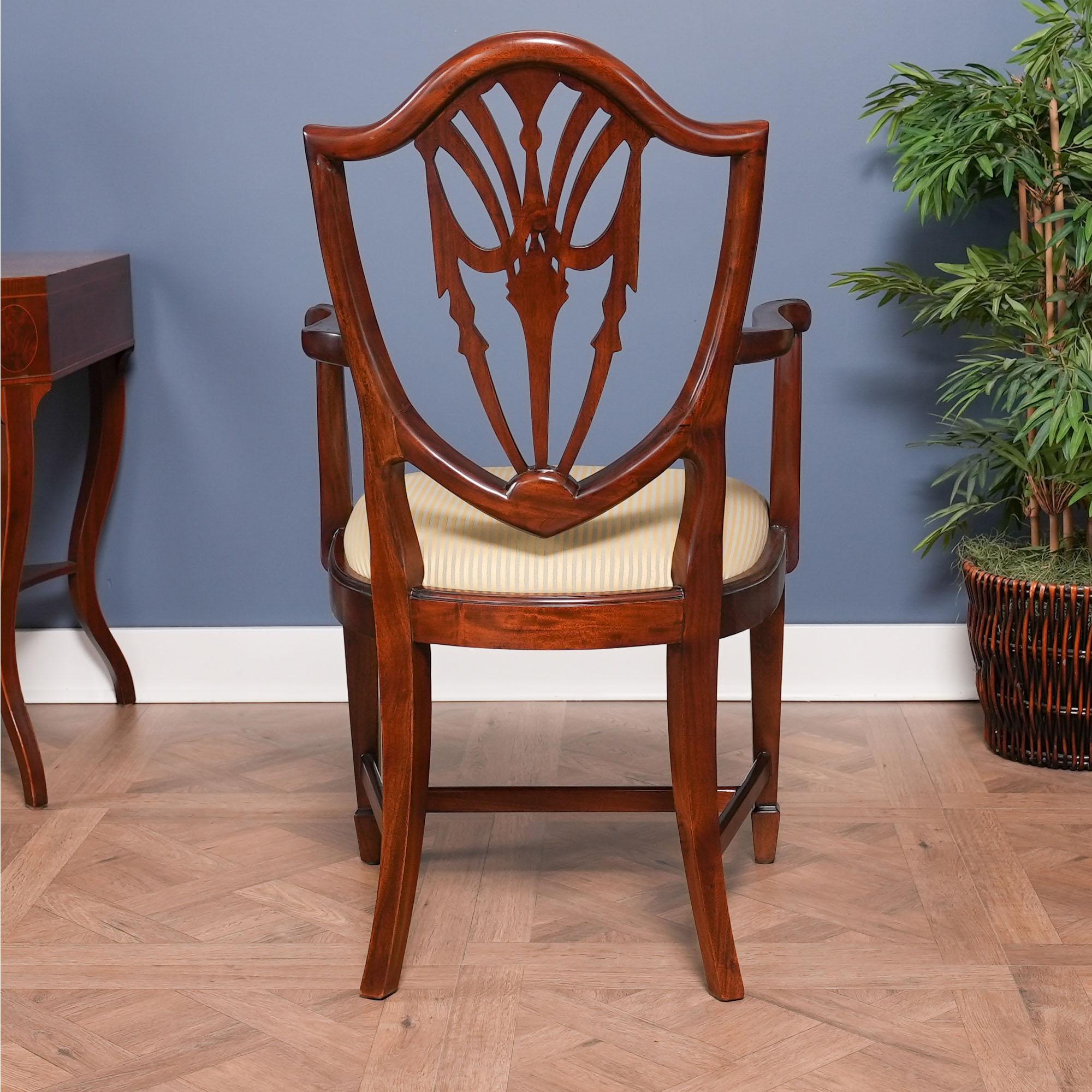 Sculpté à la main Chaises à dossier bouclier sculpté Drape, ensemble de 10 en vente