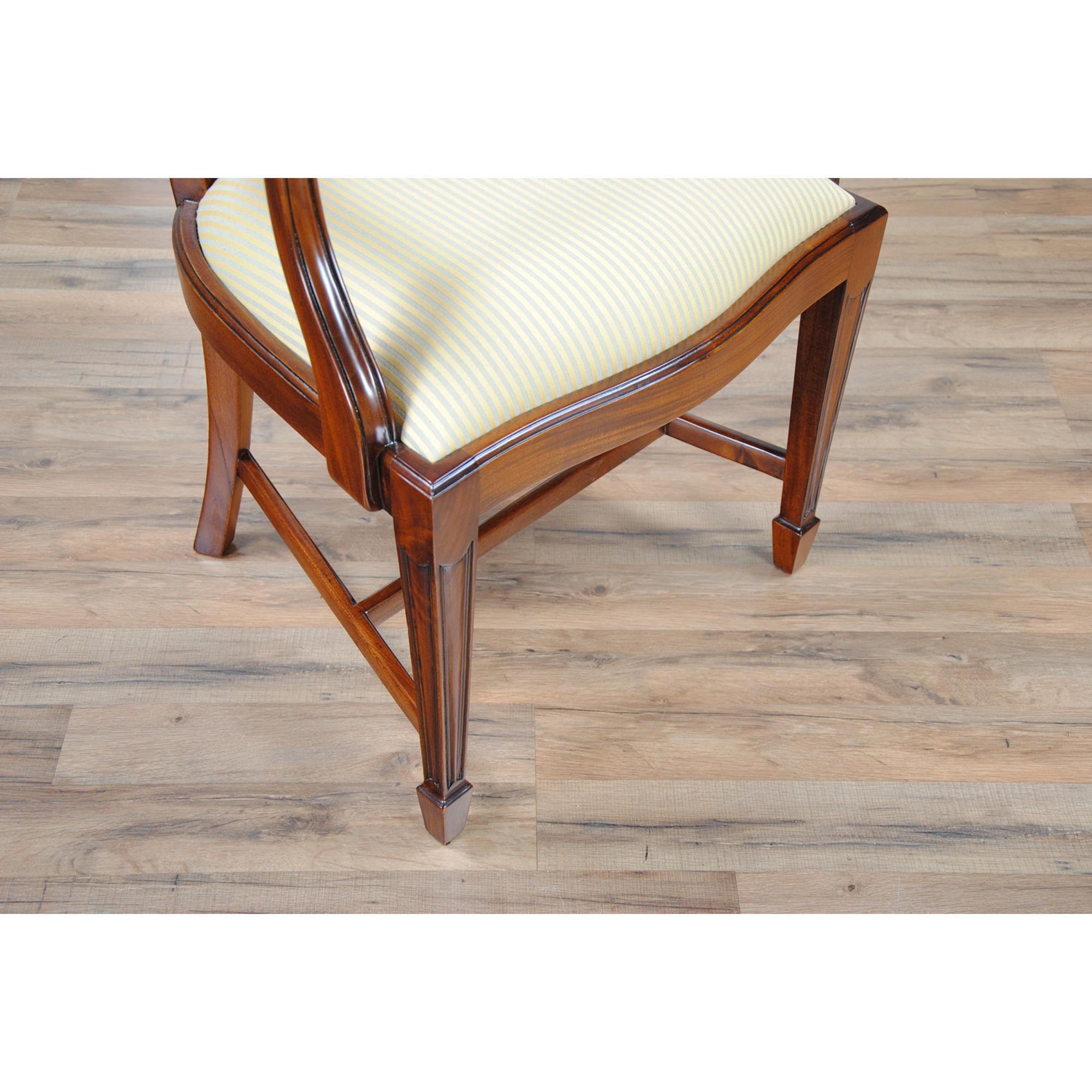Sedie con schienale a scudo intagliato Drape, set da 10 in vendita 2