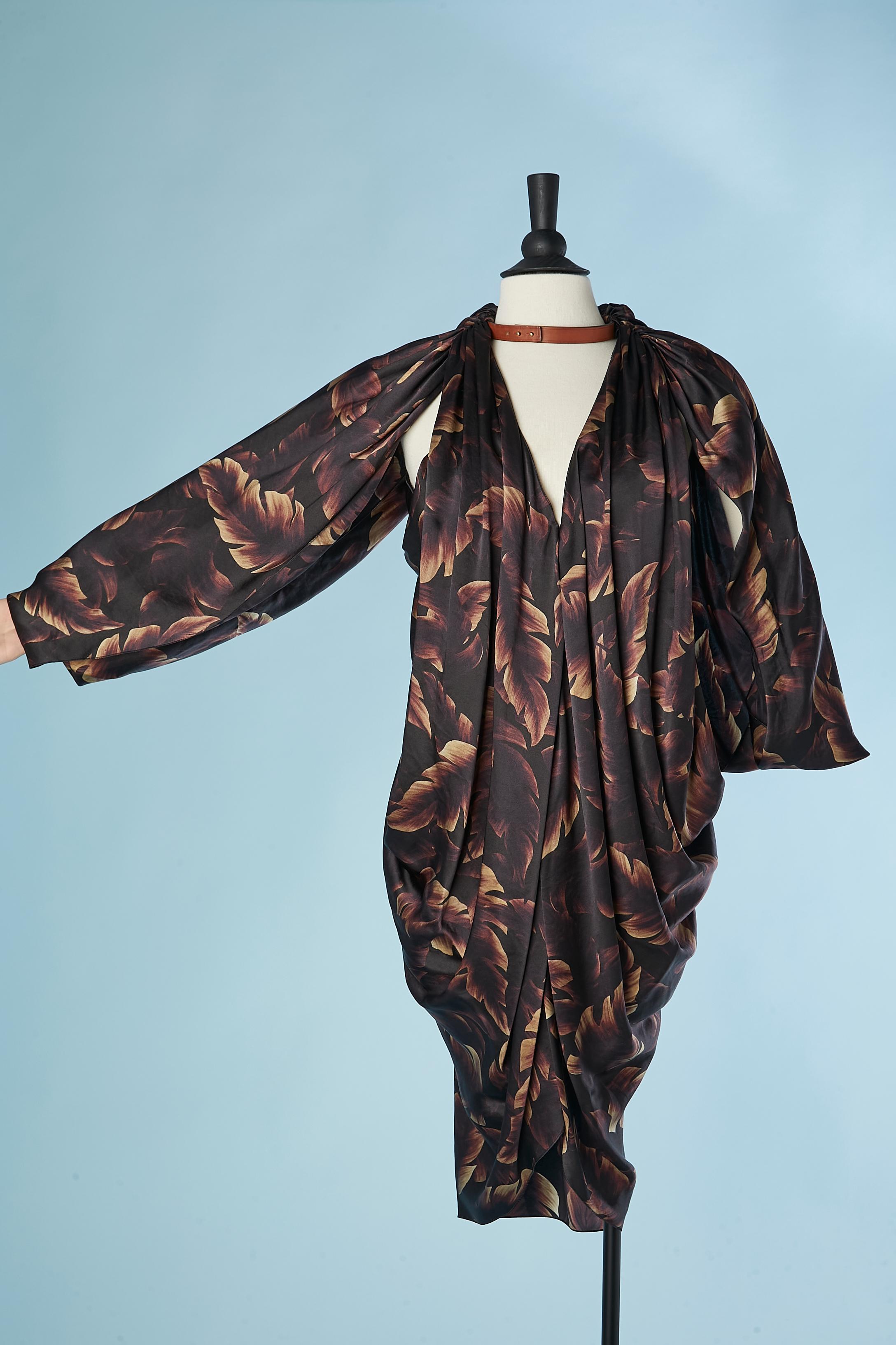 Robe de cocktail drapée en soie imprimée de feuilles avec collier en cuir naturel attaché. Ouvert sous les bras. SS 2011
TAILLE 38 