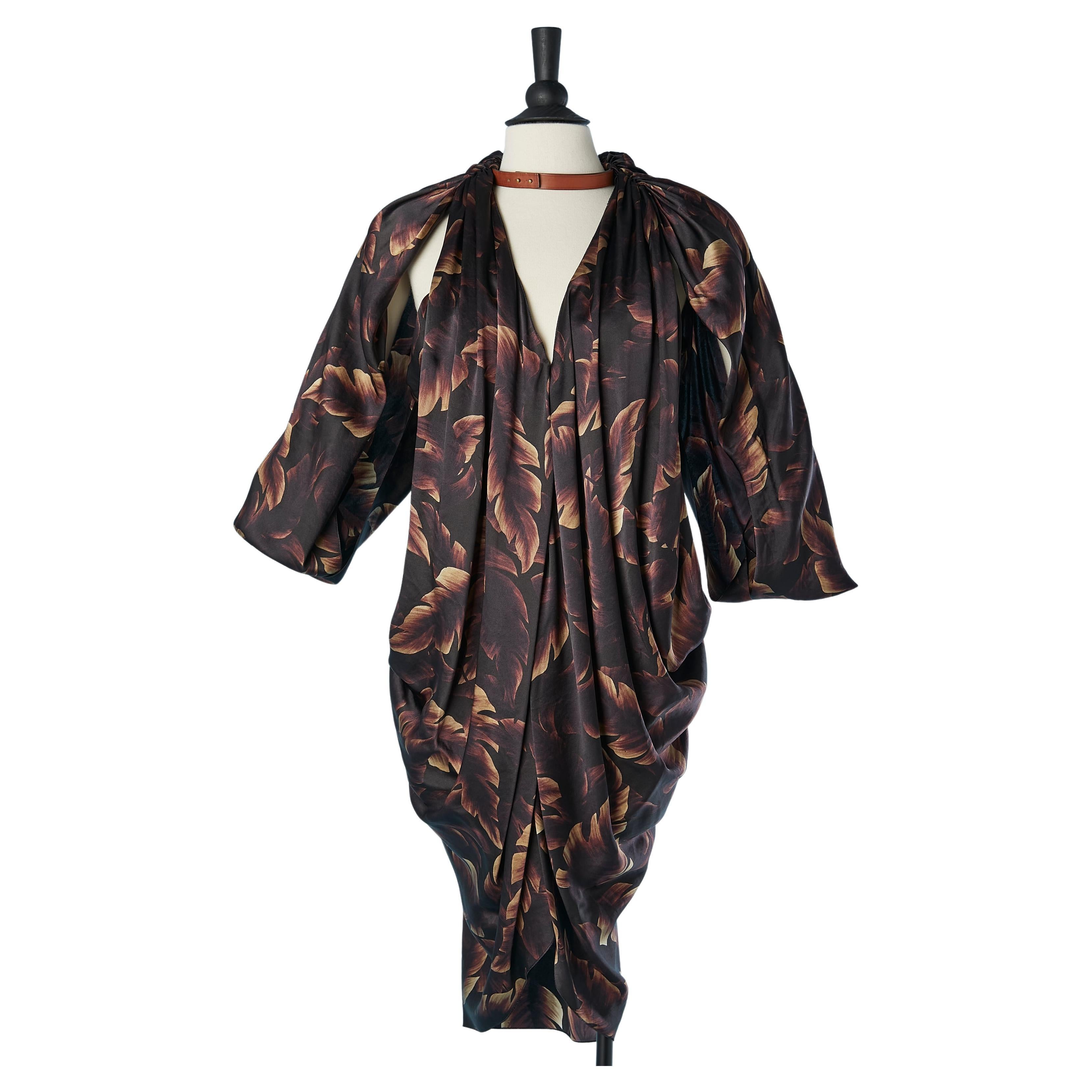Seiden-Cocktailkleid mit drapiertem Blattdruck und natürlicher Lederhalskette von Lanvin im Angebot