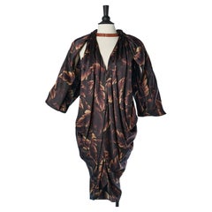 Lanvin - Robe de cocktail drapée en soie imprimée feuilles avec collier en cuir naturel
