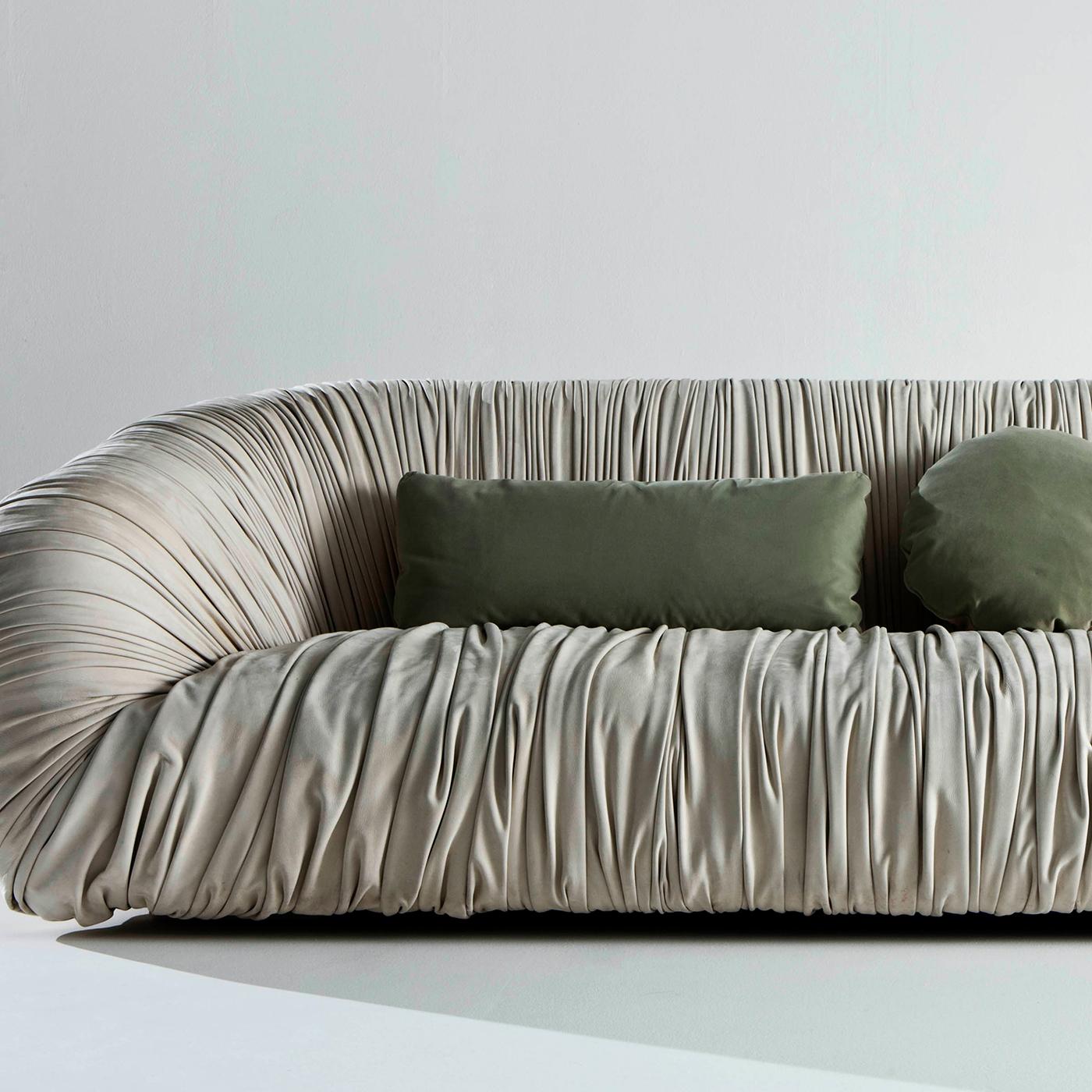Ce superbe siège à trois places de la collection Drapè allie un design unique, un artisanat exquis et un confort supplémentaire. La structure métallique est linéaire et pourtant accueillante, grâce au dossier incurvé et aux accoudoirs recouverts