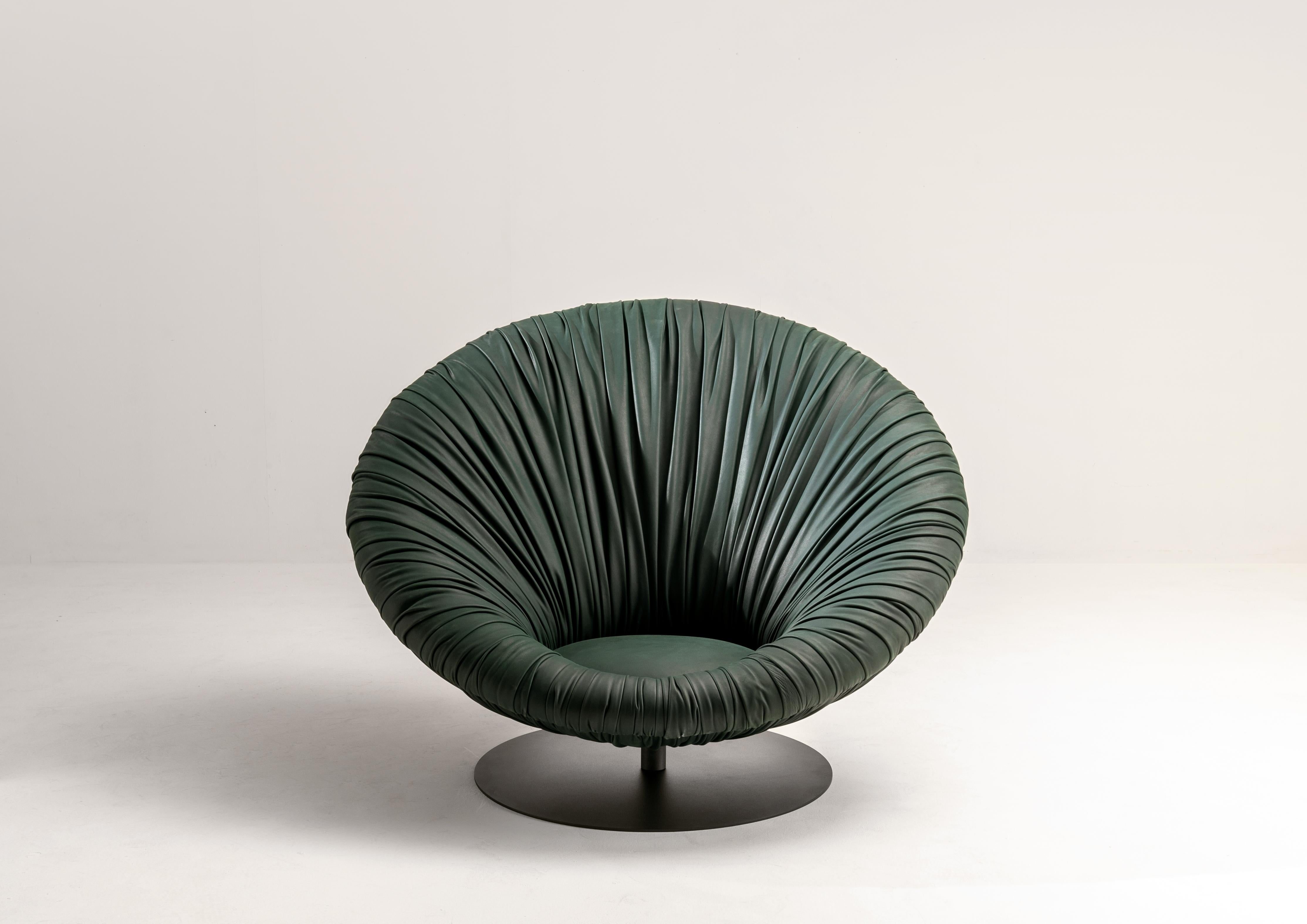 Sillón Drapé Soleil de Laurameroni
Dimensiones: An 140 x Pr 101 x Al 110 cm
Materiales: Metal, Cuero. 

Sillón giratorio revestido con un tapizado de piel de nobuk encerada. Asiento acolchado. Base metálica con lacado RAL 7005 
