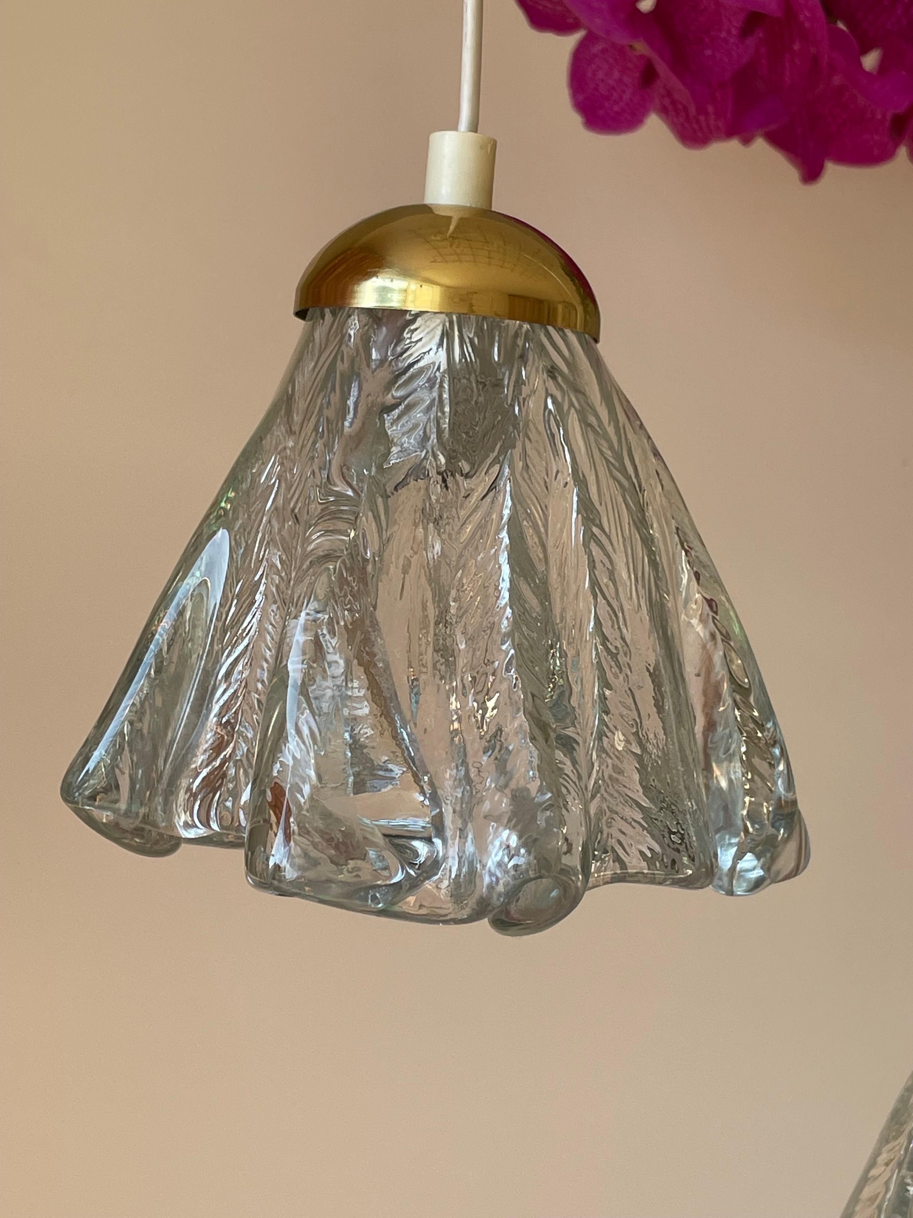 Pendentifs d'art drapés Orrefors sur support en laiton, Suède, années 1960 en vente 3