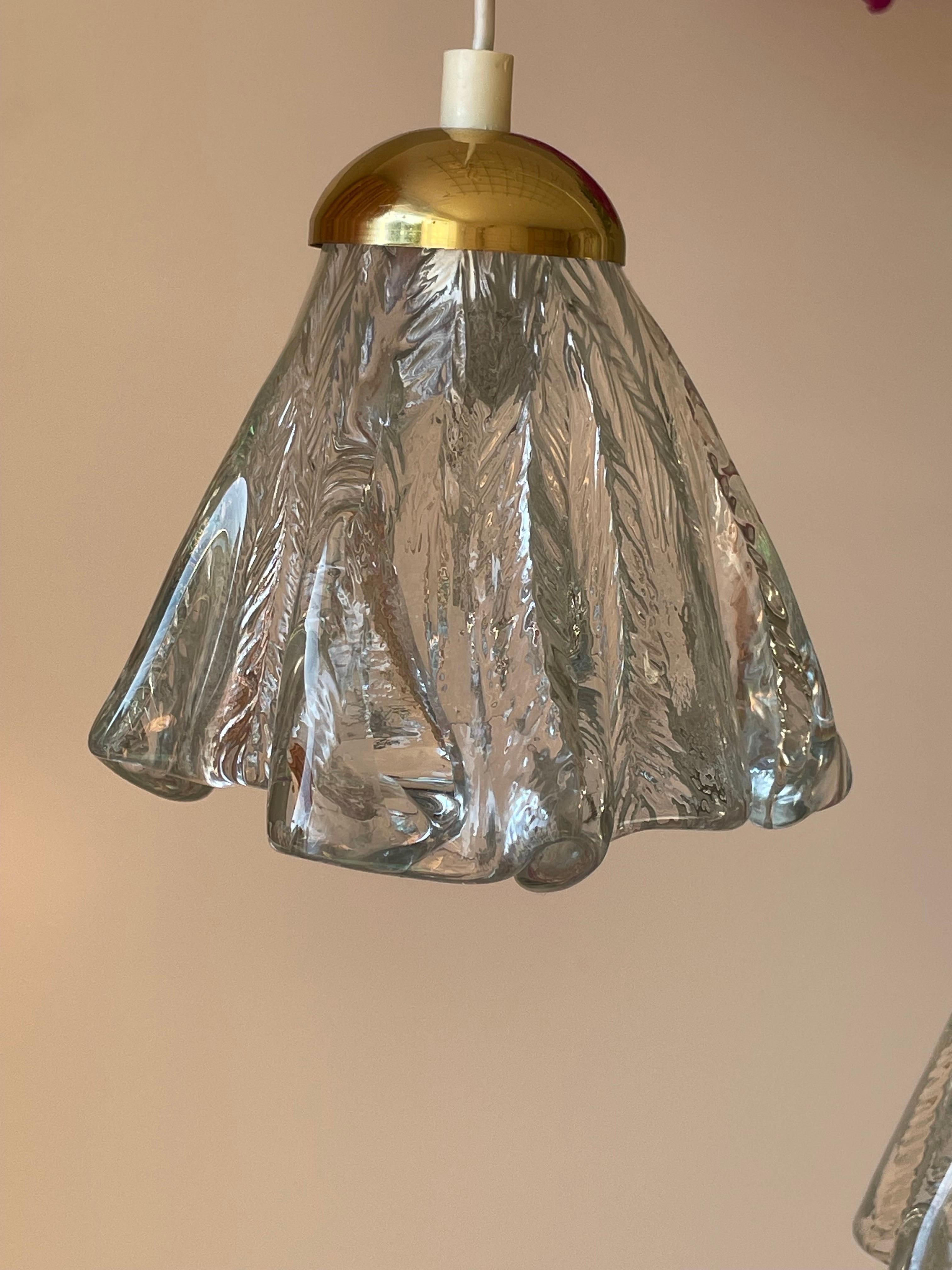 Pendentifs d'art drapés Orrefors sur support en laiton, Suède, années 1960 en vente 4