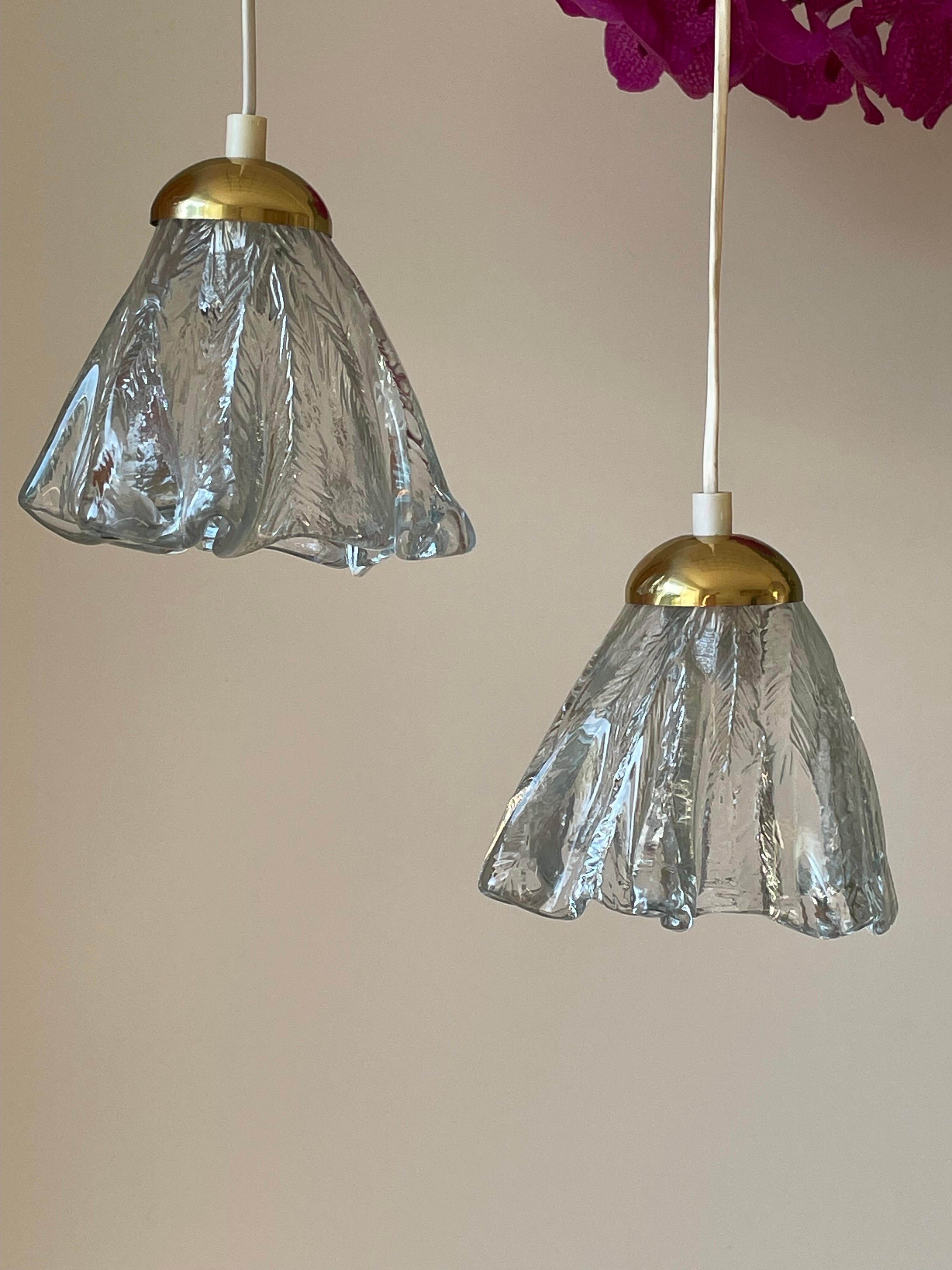 Orrefors Draped Art Glass Pendants on Brass Mount, Sweden, 1960s In Good Condition For Sale In Copenhagen, DK