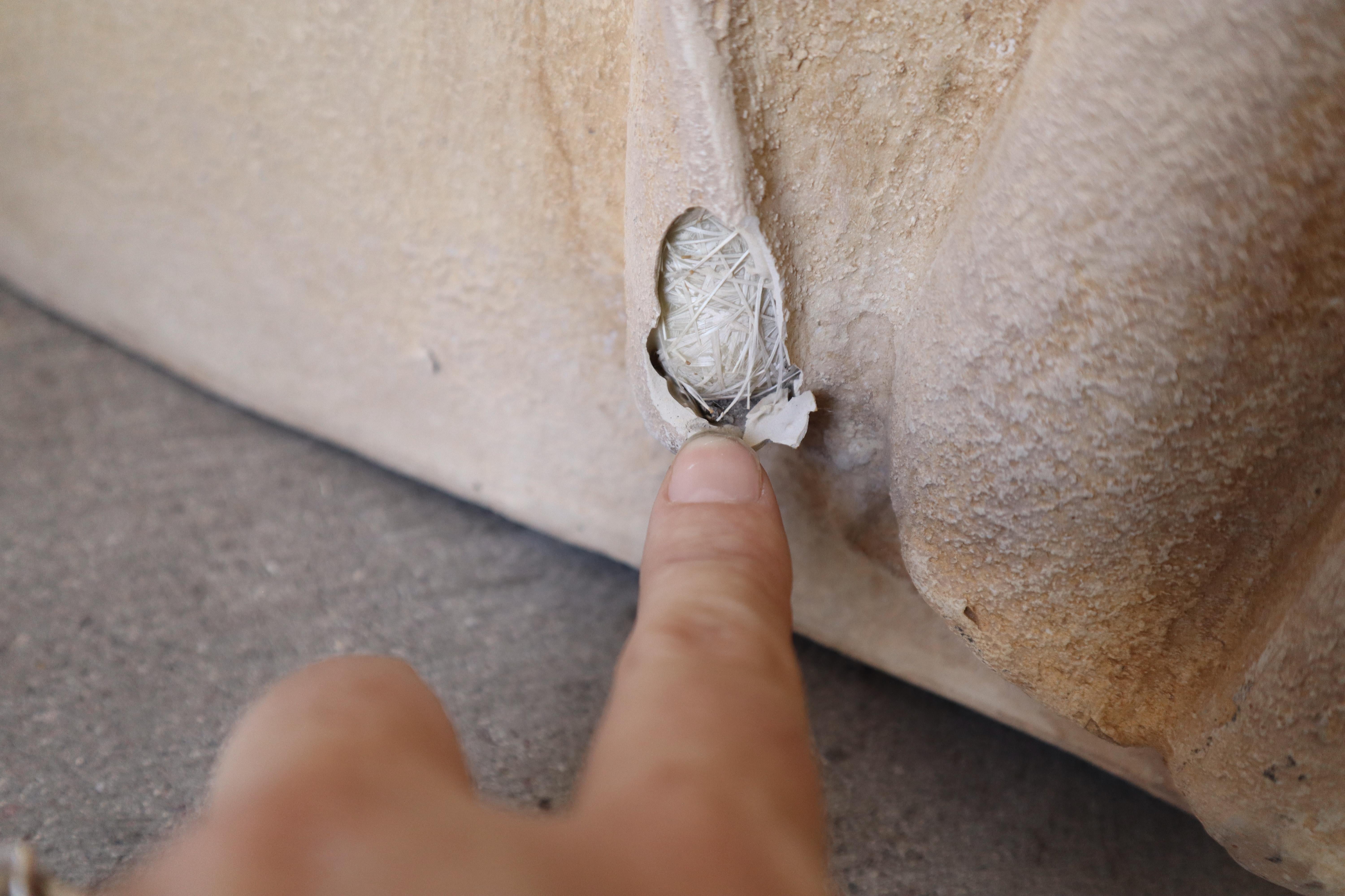 Sedie in gesso e fibra di vetro drappeggiate in vendita 5