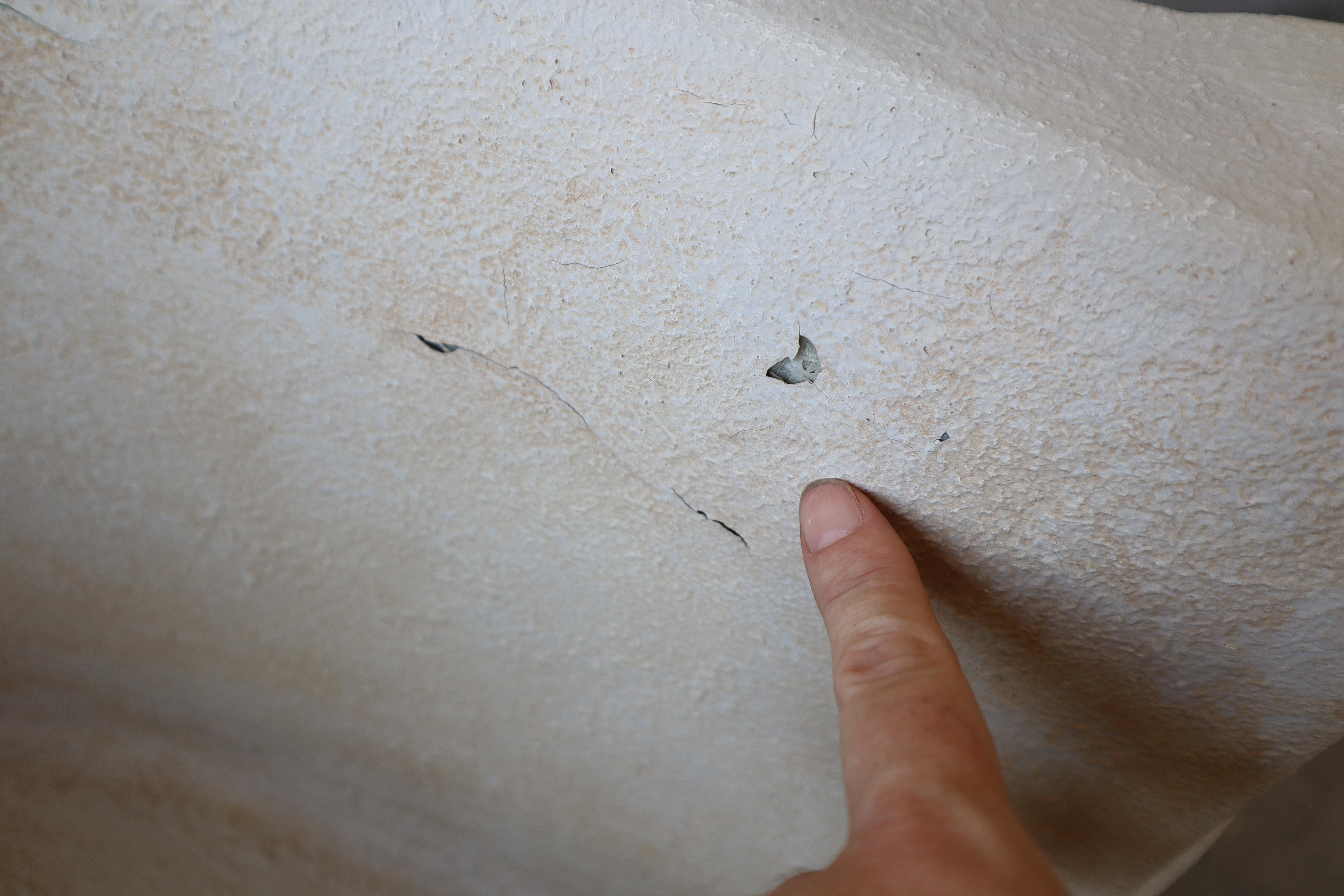 Sedie in gesso e fibra di vetro drappeggiate in vendita 6