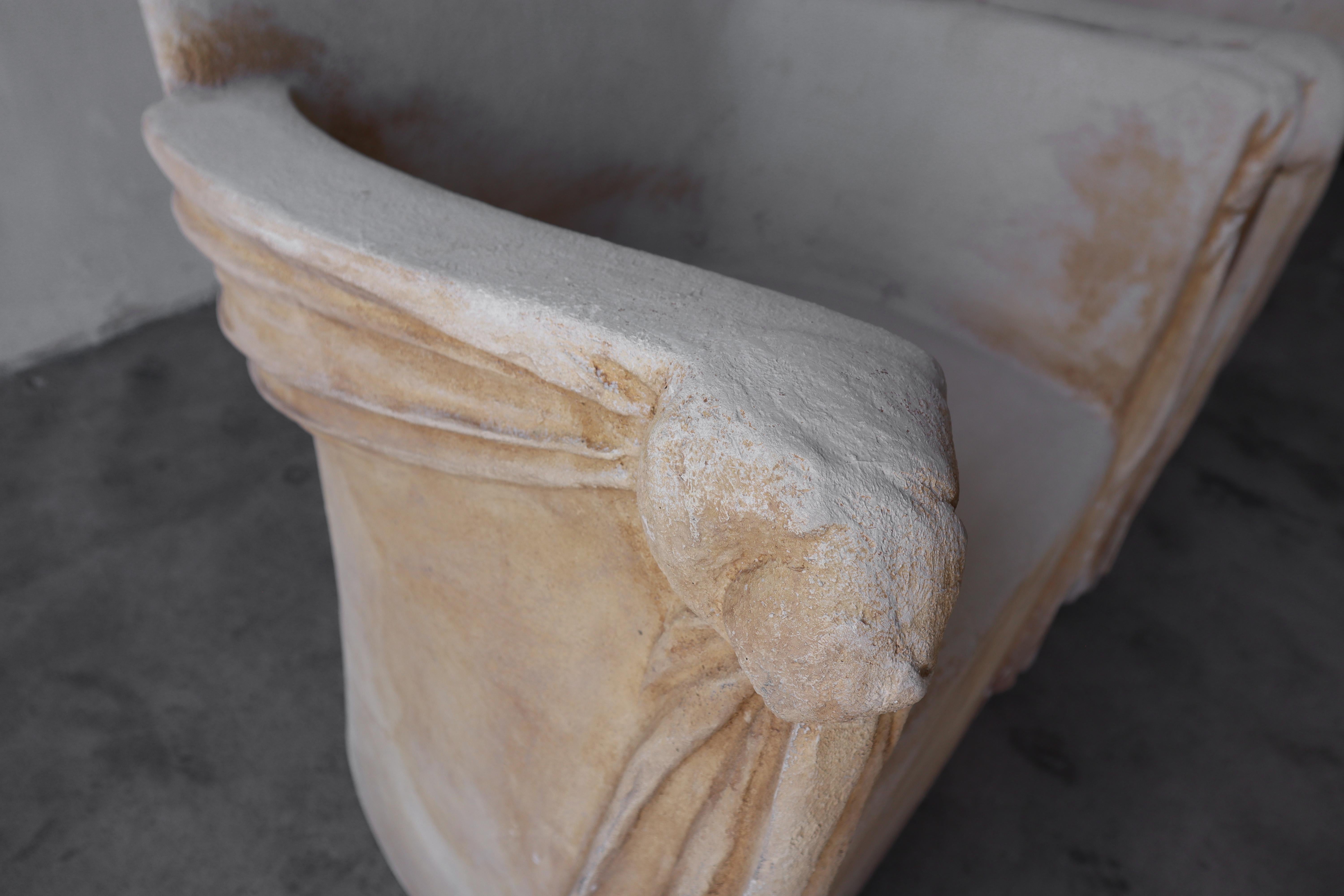 Sedie in gesso e fibra di vetro drappeggiate in vendita 4