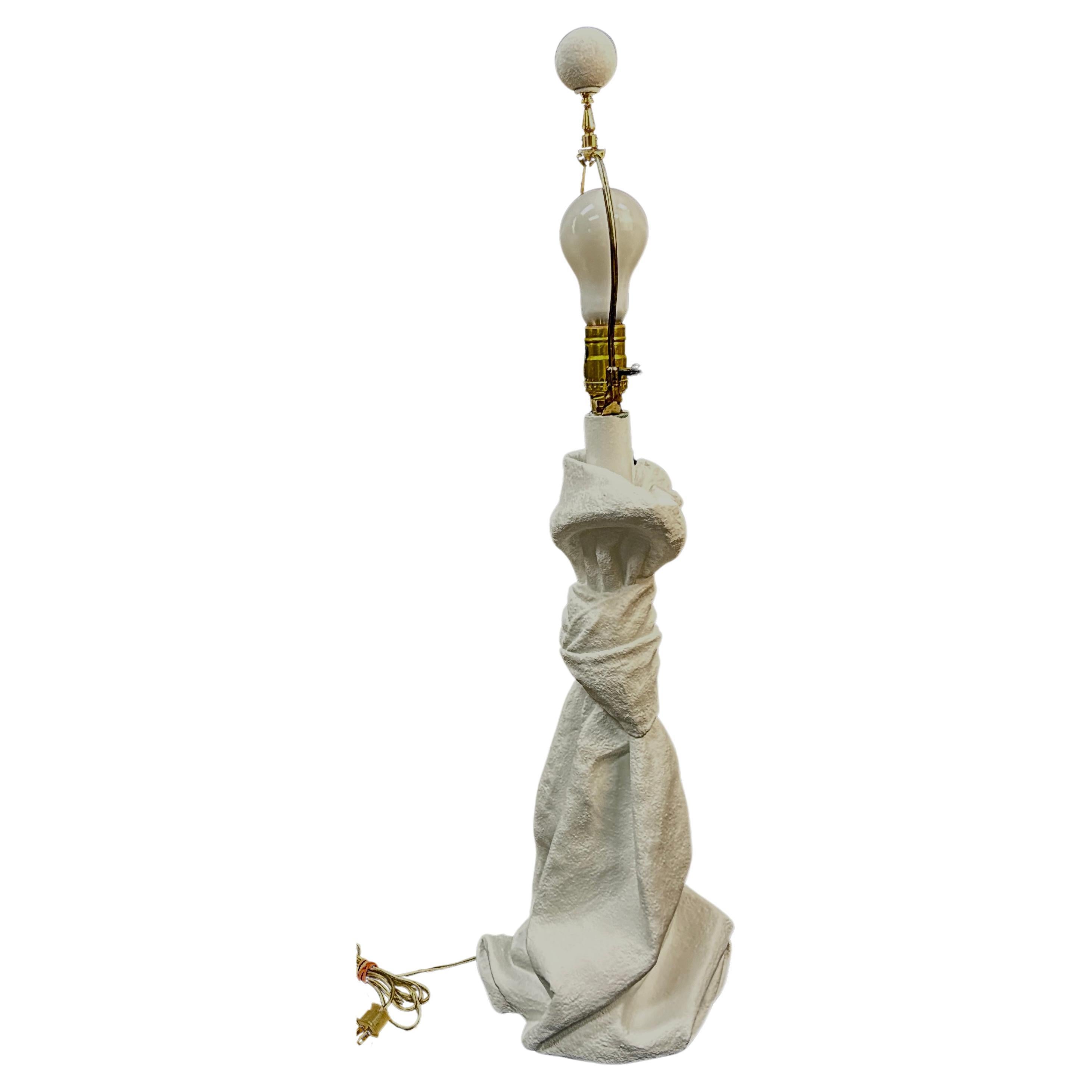 Moderne Lampe en plâtre drapée de style John Dickinson en vente