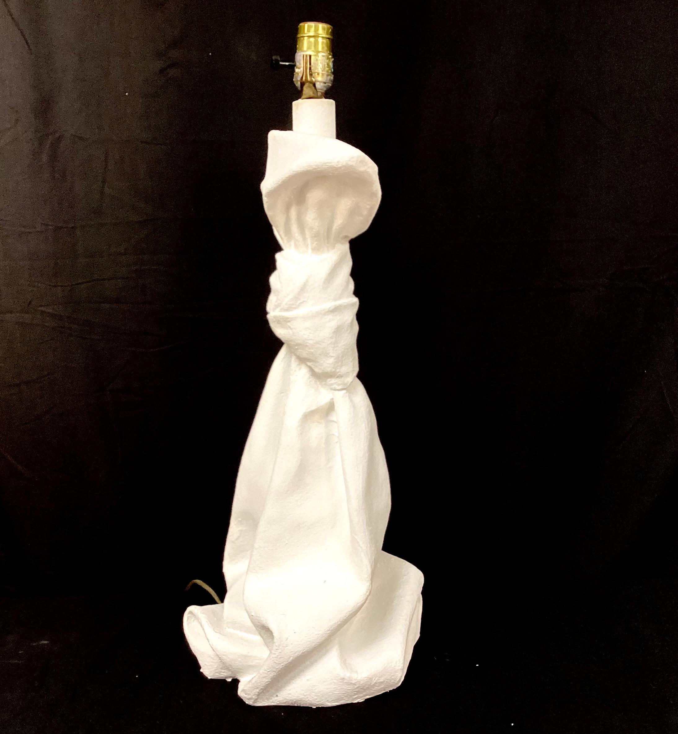 Moderne Lampe en plâtre drapée, style John Dickinson en vente