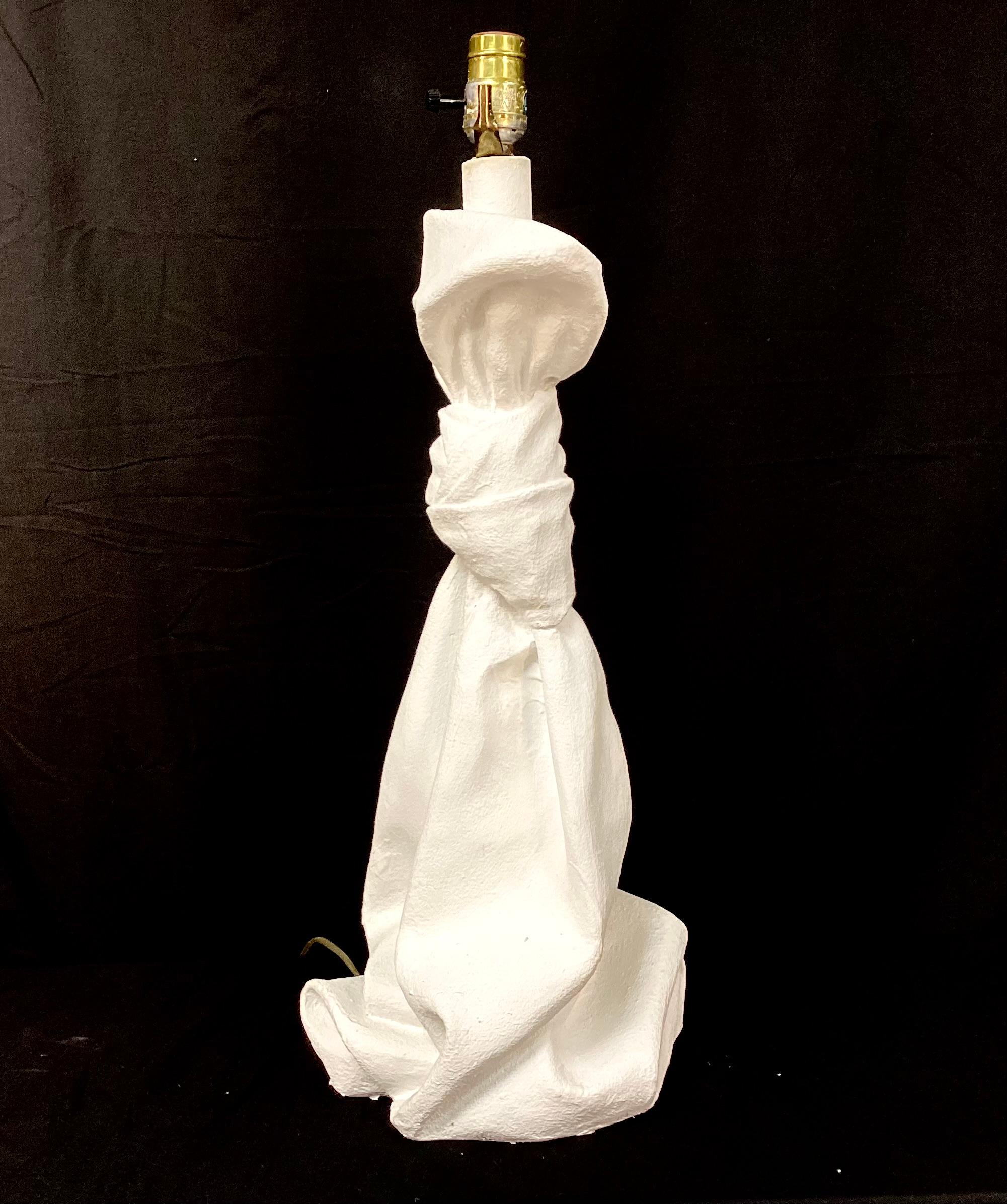 Américain Lampe en plâtre drapée, style John Dickinson en vente