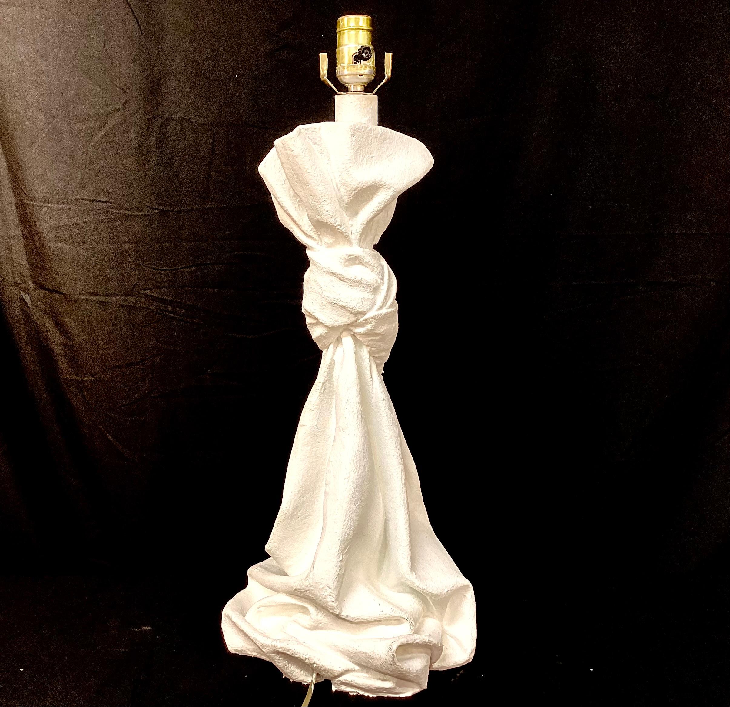 Lampe en plâtre drapée, style John Dickinson Bon état - En vente à Bradenton, FL