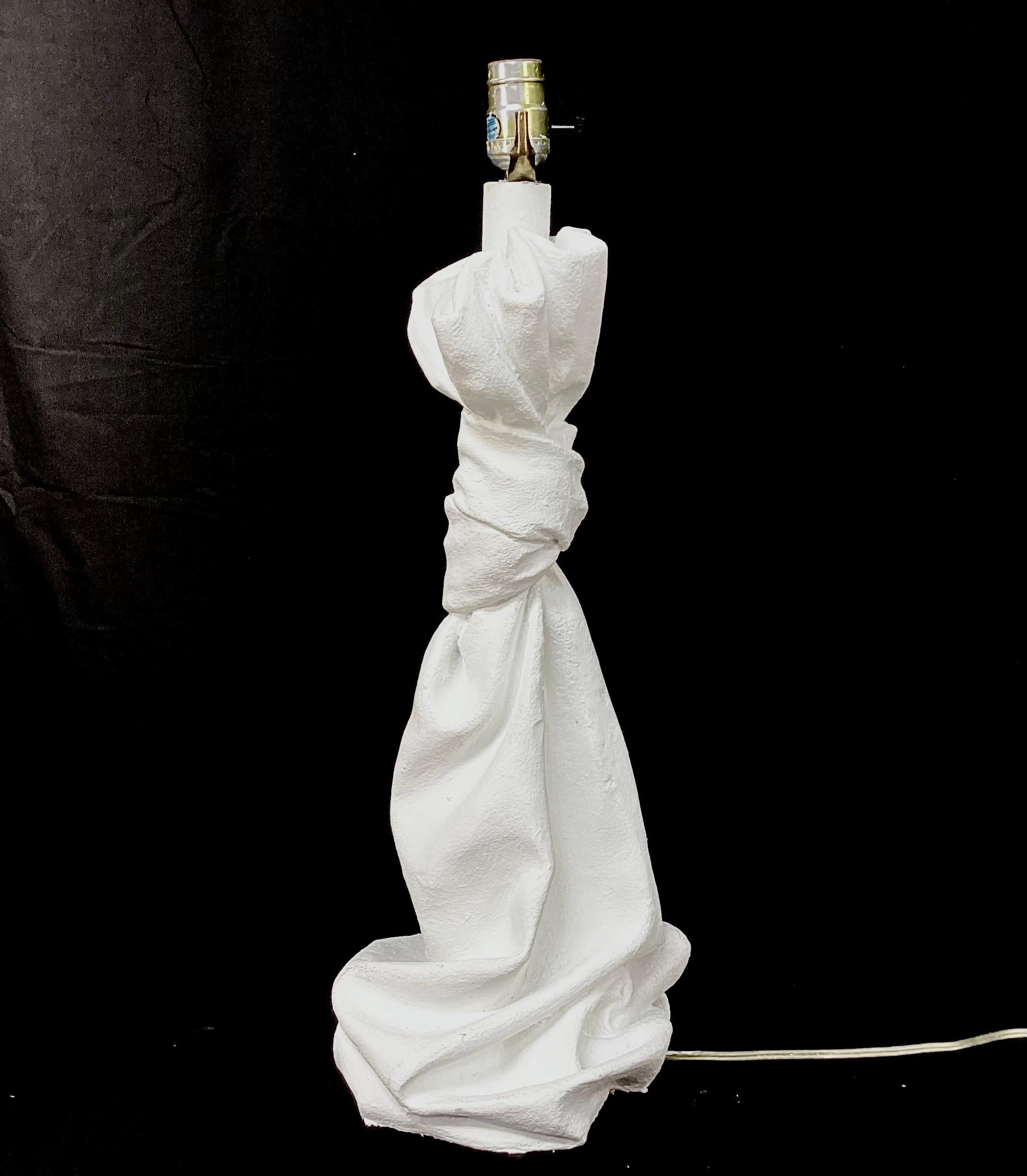 20ième siècle Lampe en plâtre drapée, style John Dickinson en vente