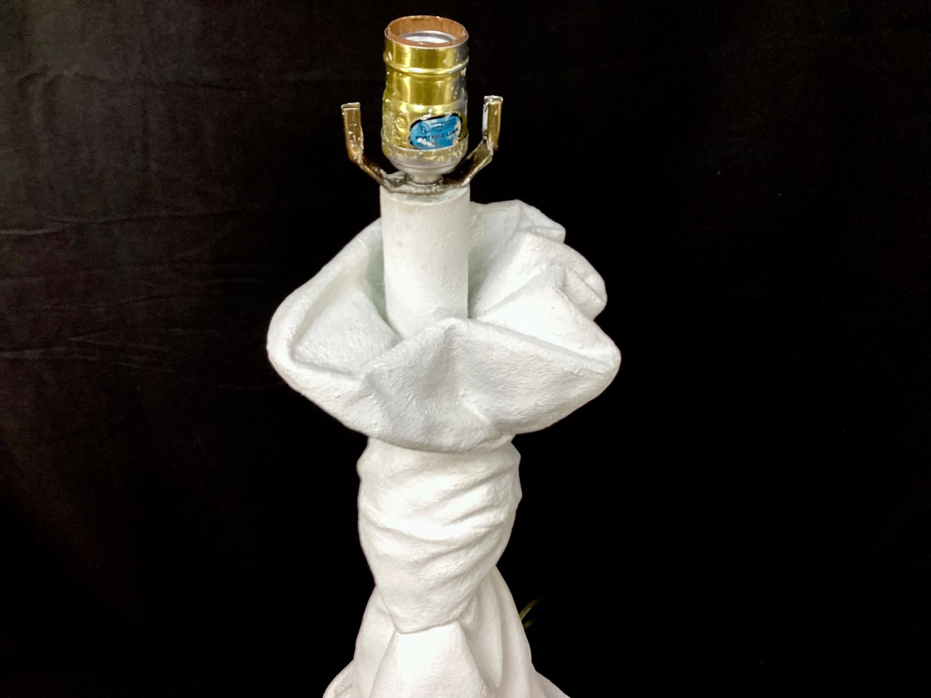 Lampe en plâtre drapée, style John Dickinson en vente 1