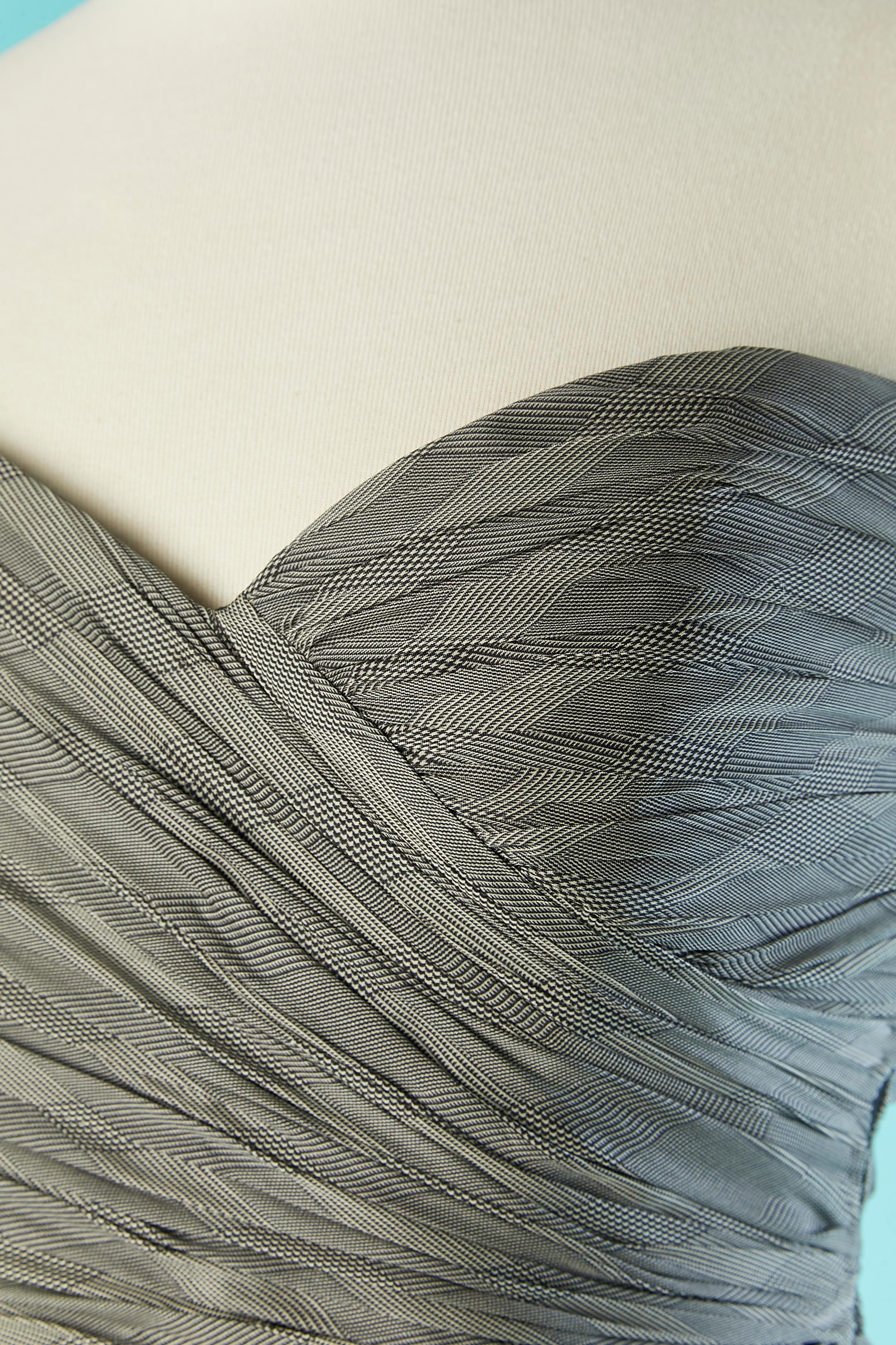 Drapiertes Bustierkleid aus Seide mit Prince-of-Wales-Muster. Seidenfutter. Innen Bustier mit Knochen. Unsichtbarer Reißverschluss und Haken und Ösen auf der linken Seite. 
SIZE 38 (Fr) M 