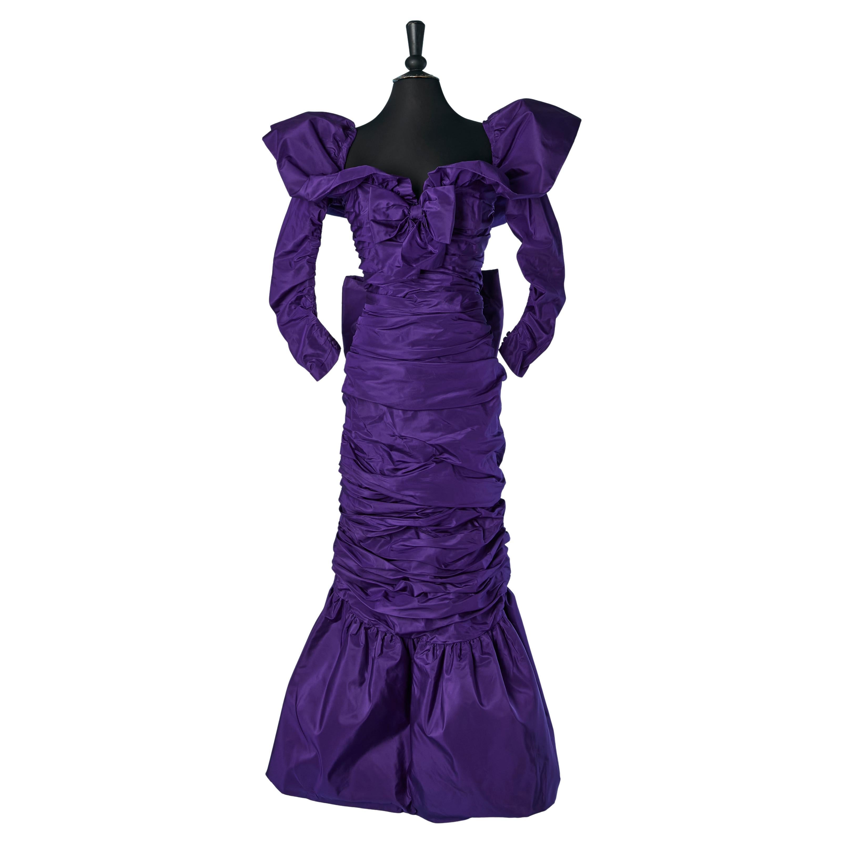 Abito da sera drappeggiato in seta viola con volant e fiocco Isabelle Allard in vendita