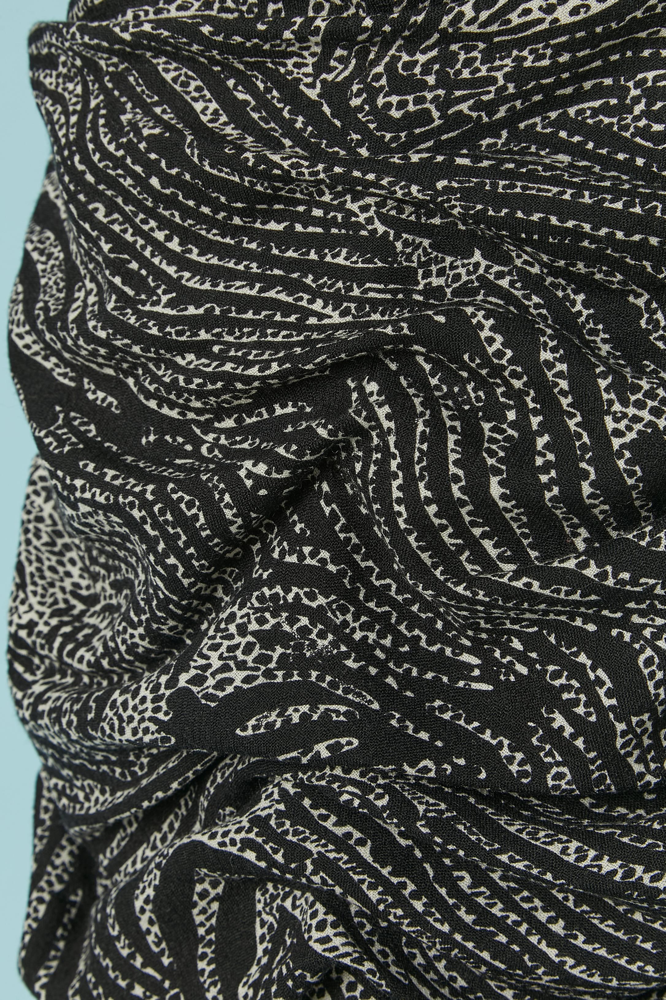 Gonna in lana drappeggiata con stampa astratta in bianco e nero Gianni Versace Circa 1990 In condizioni ottime in vendita a Saint-Ouen-Sur-Seine, FR