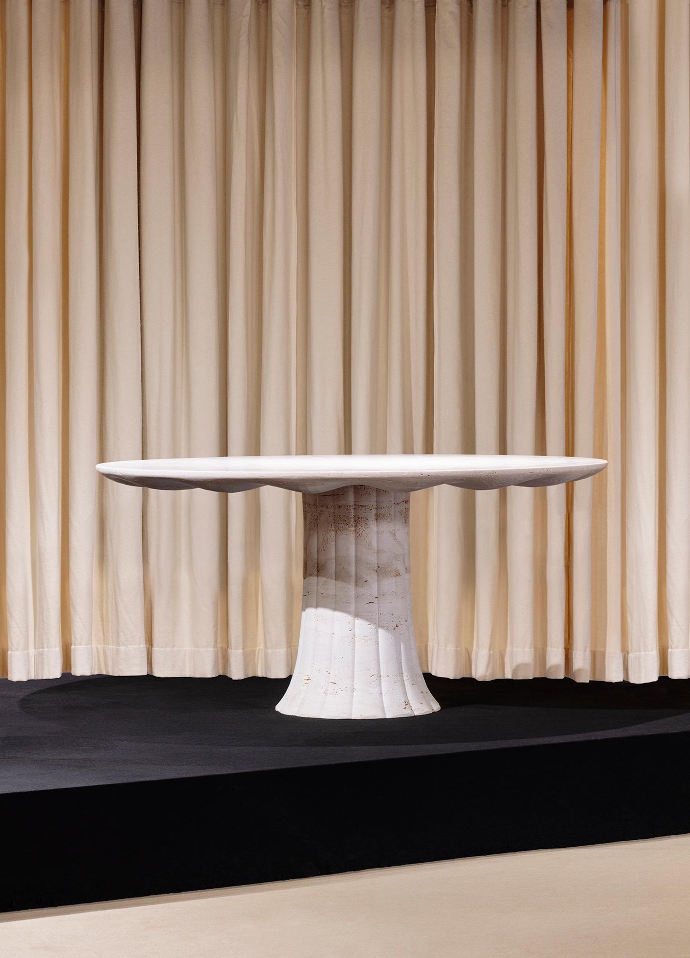 Drapierter Tisch aus Travertin 130cmx78cm  im Zustand „Neu“ im Angebot in Amsterdam, NL