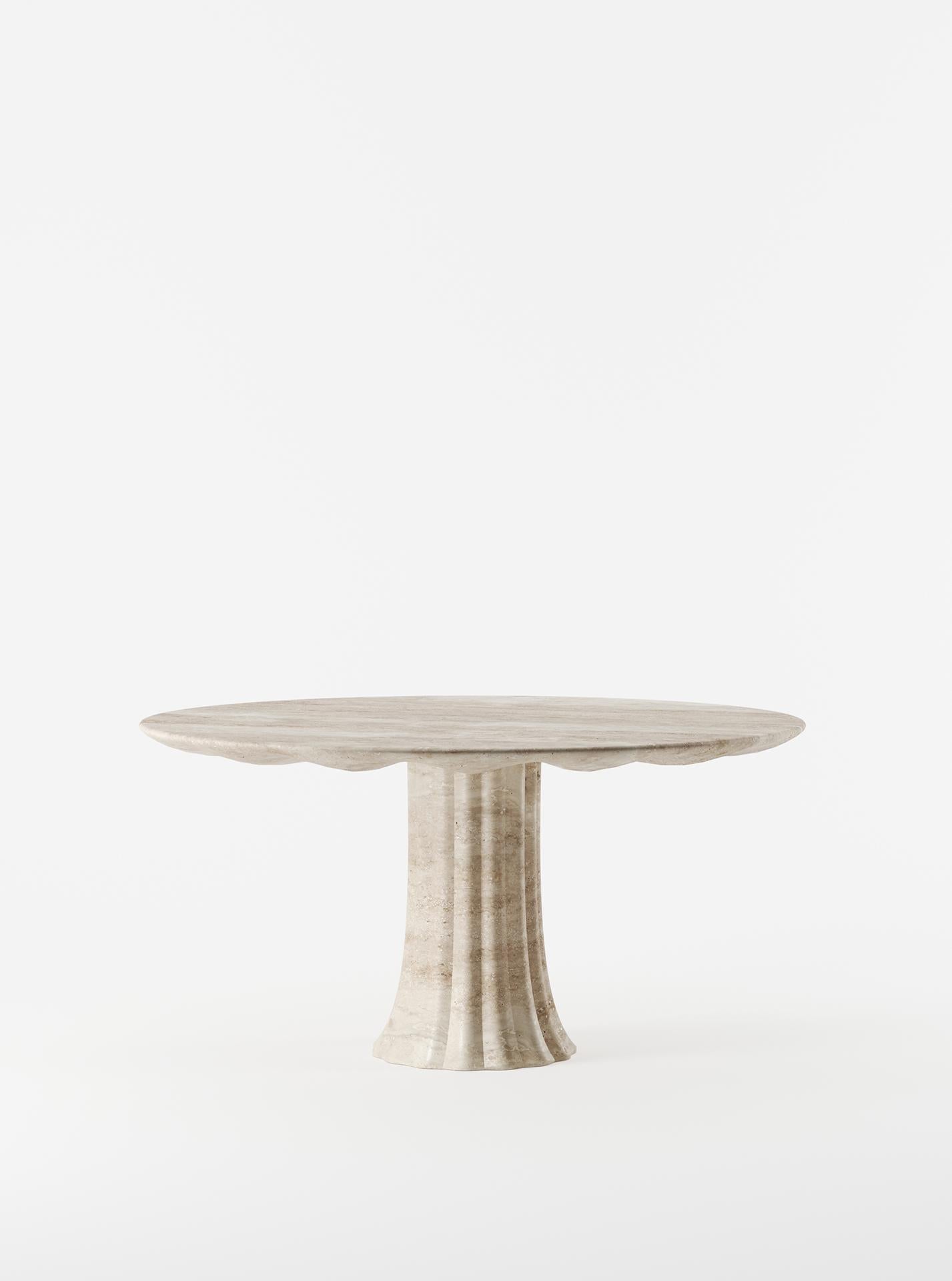 Le designer Yaniv Chen, qui se distingue par son sens de la nostalgie, évoque les influences à l'origine de la table Drapery, une pièce unique fabriquée en Italie à partir d'un seul bloc de travertin. D'abord inspiré par une pièce photographiée par