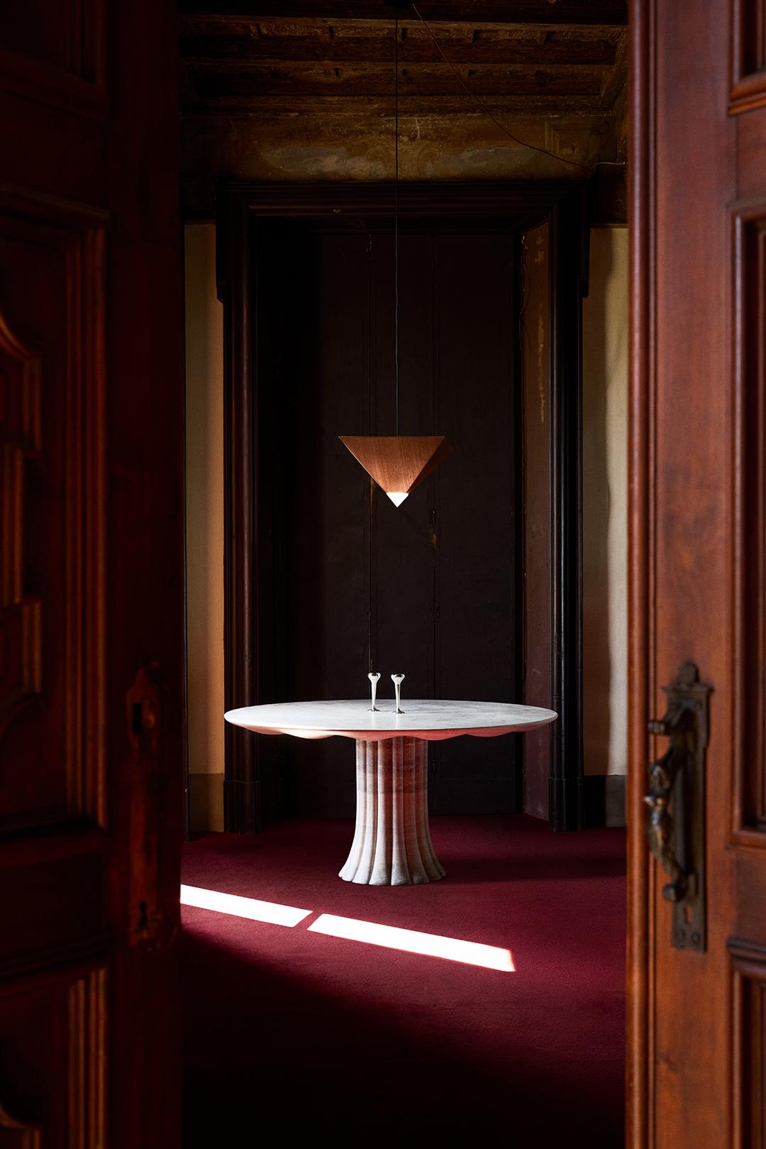 Table Drapery fabriquée en Italie à partir d'une traverte d'argent de 51 pouces diam. conçue par Yaniv Chen Neuf - En vente à Amsterdam, NL