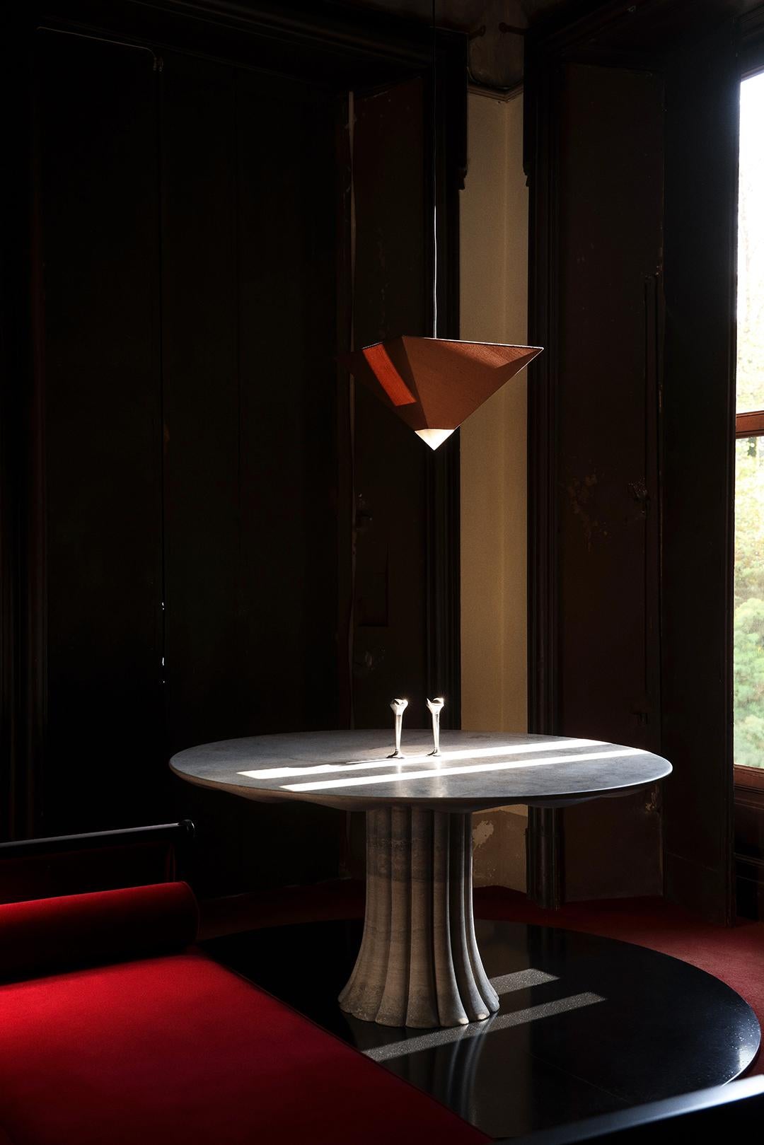 Travertin Table Drapery fabriquée en Italie à partir d'une traverte d'argent de 51 pouces diam. conçue par Yaniv Chen en vente
