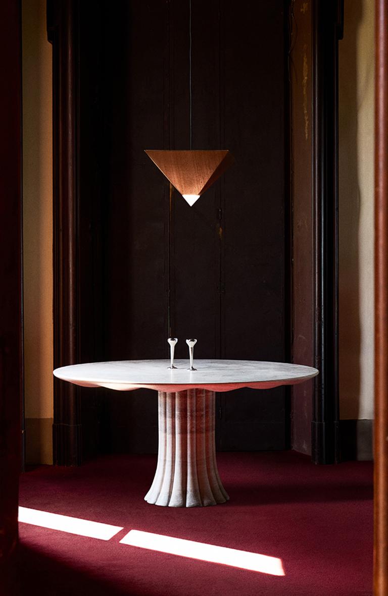 Table Drapery fabriquée en Italie à partir d'une traverte d'argent de 51 pouces diam. conçue par Yaniv Chen en vente 1