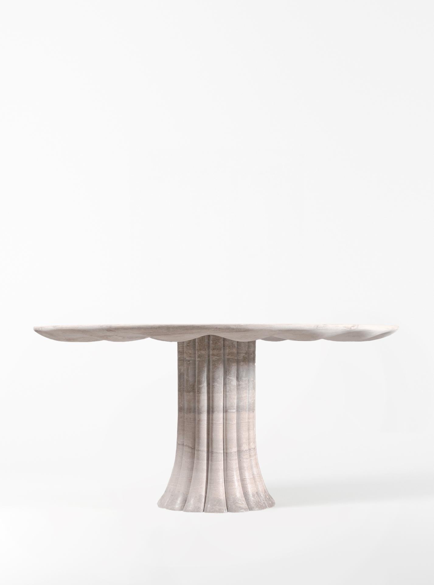 Der für seinen ausgeprägten Sinn für Nostalgie bekannte Designer Yaniv Chen erzählt die Geschichte hinter dem Drapery Table - einem stimmungsvollen Stück, das in Italien aus einem einzigen Travertinblock gefertigt wurde. Der von Meisterhandwerkern