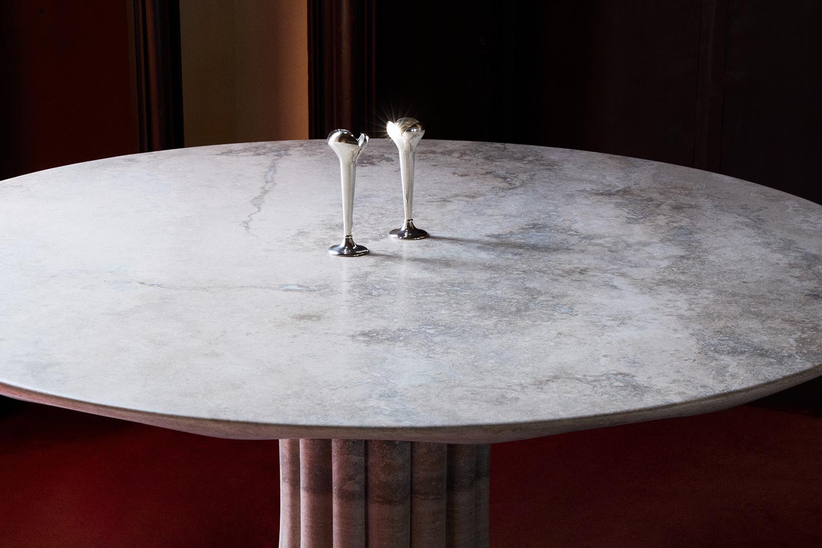 Drapierter Tisch aus Silber Traverte 63