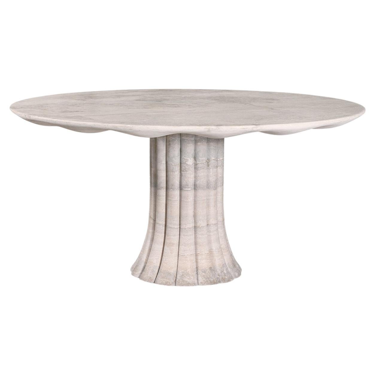 Drapierter Tisch aus Silber Traverte 63" diam, entworfen von Yaniv Chen, Italien im Angebot