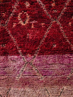 Drastischer zweifarbiger marokkanischer Aït Sgougou-Teppich, kuratiert von Breuckelen Berber