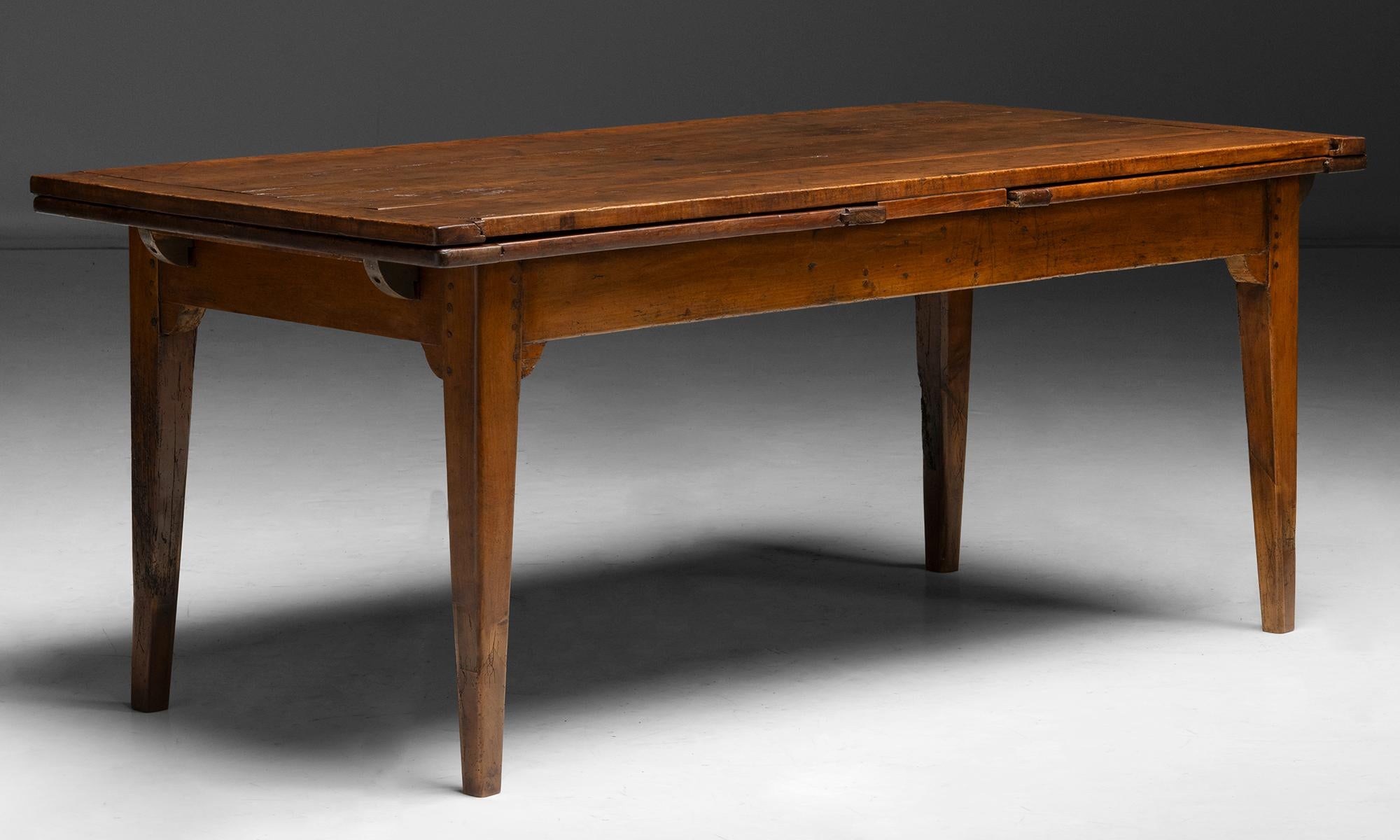 Francia, 1880
Mesa de granja de roble con extensiones de hoja extensible que duplican la longitud de la mesa.
75