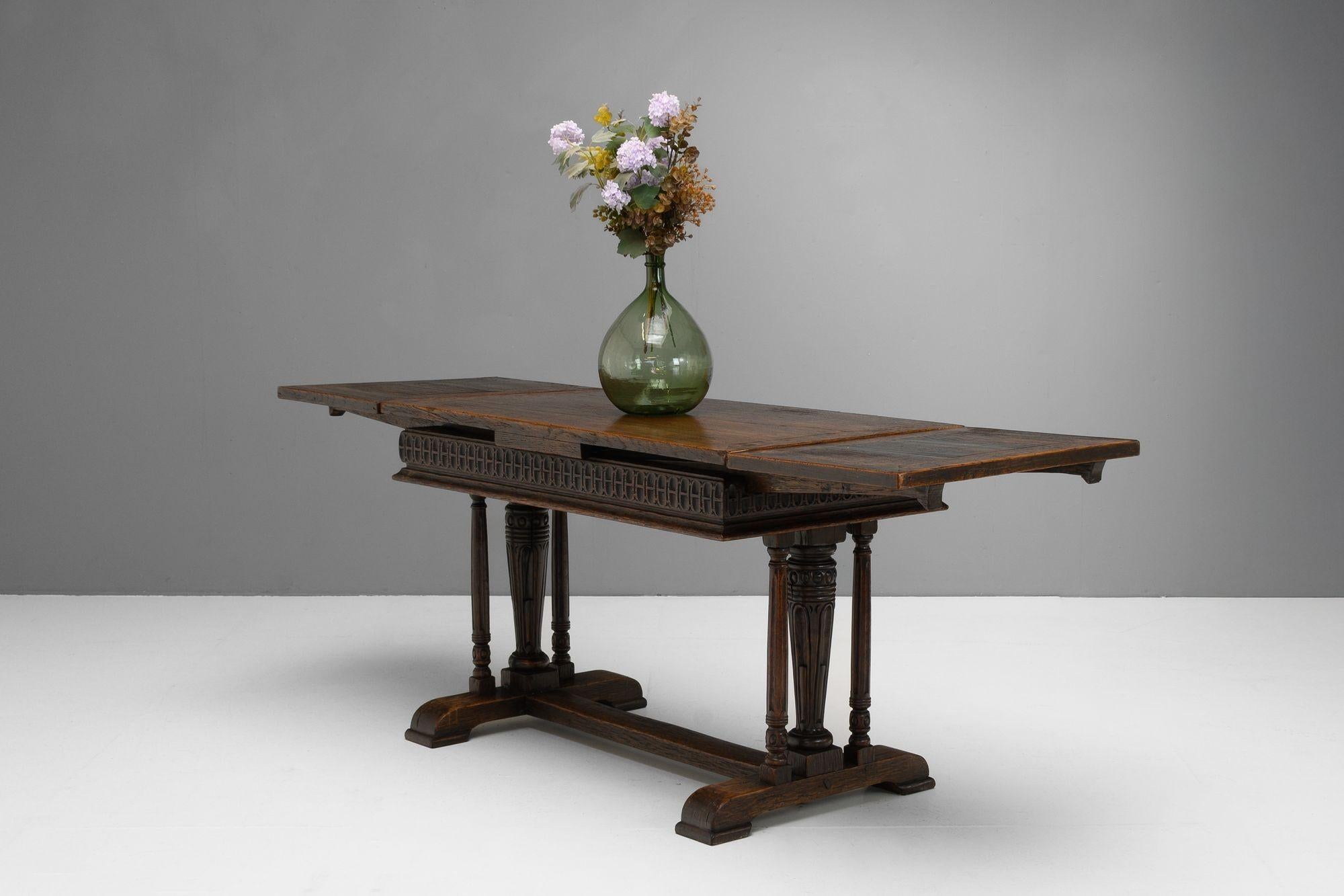 Ausziehbarer Tisch aus Eichenholz mit ausziehbaren Blättern auf einem Gestell. K.K. um 1900.

H 80cm x B 122/212cm x T 66cm