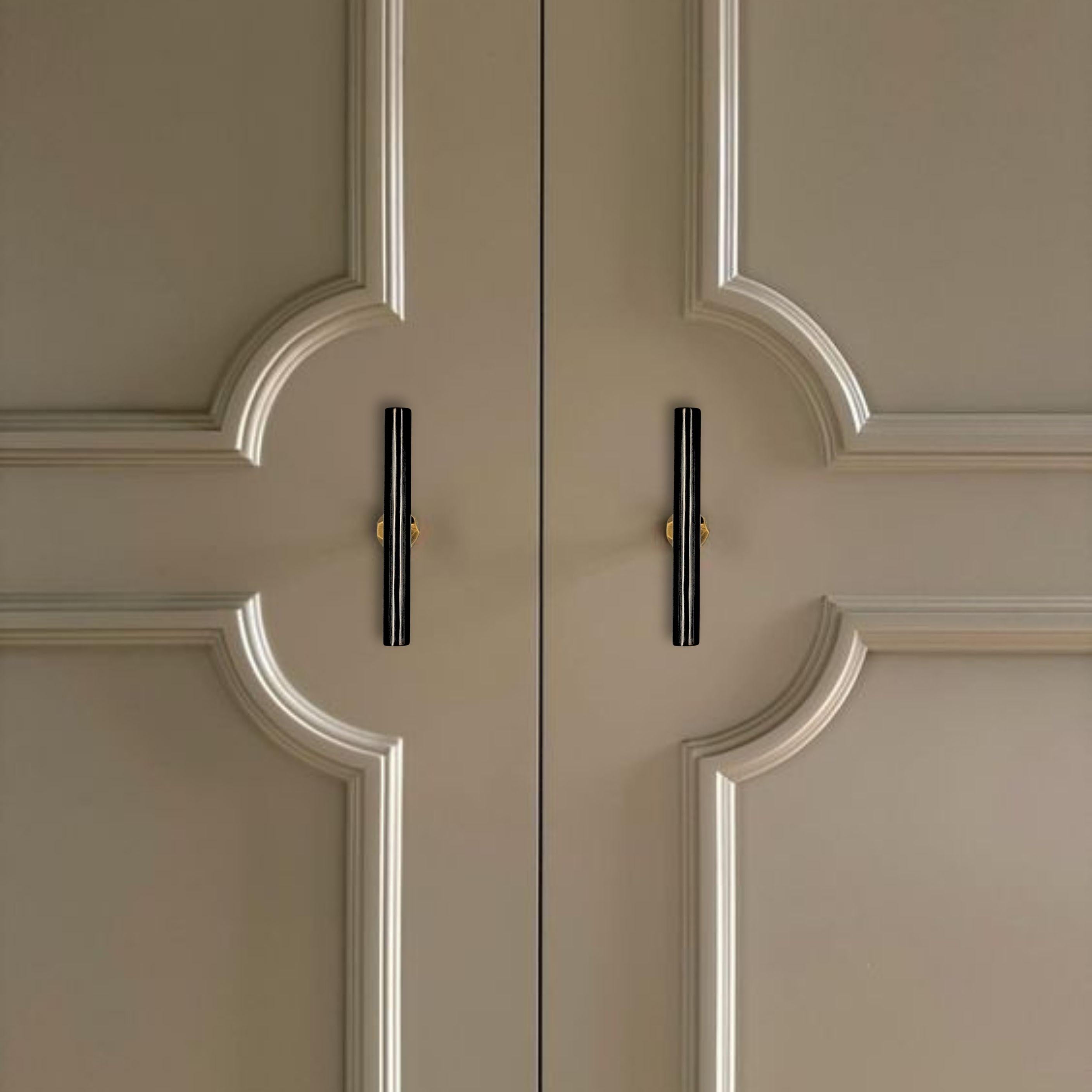 Minimalismo Tiretto in ottone canna di fucile con bottone martellato color oro  10 cm in vendita