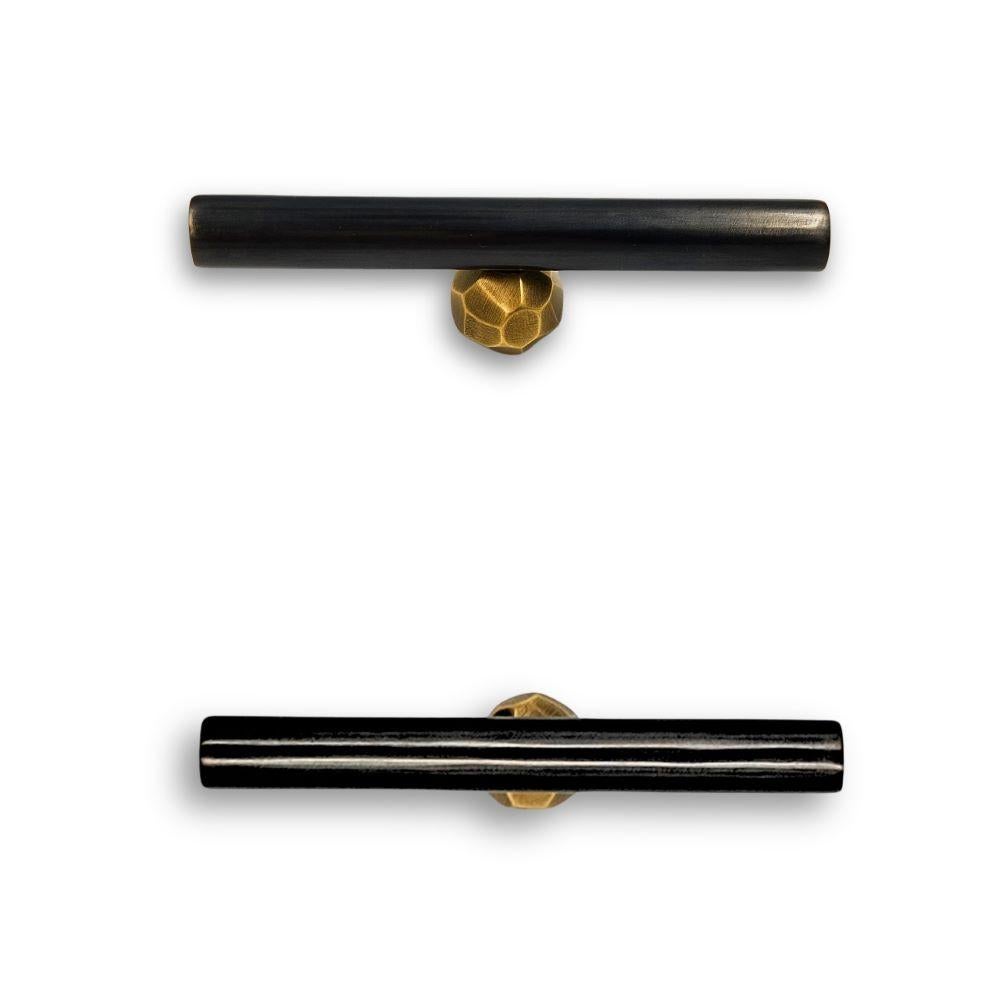 XXI secolo e contemporaneo Tiretto in ottone canna di fucile con bottone martellato color oro  10 cm in vendita