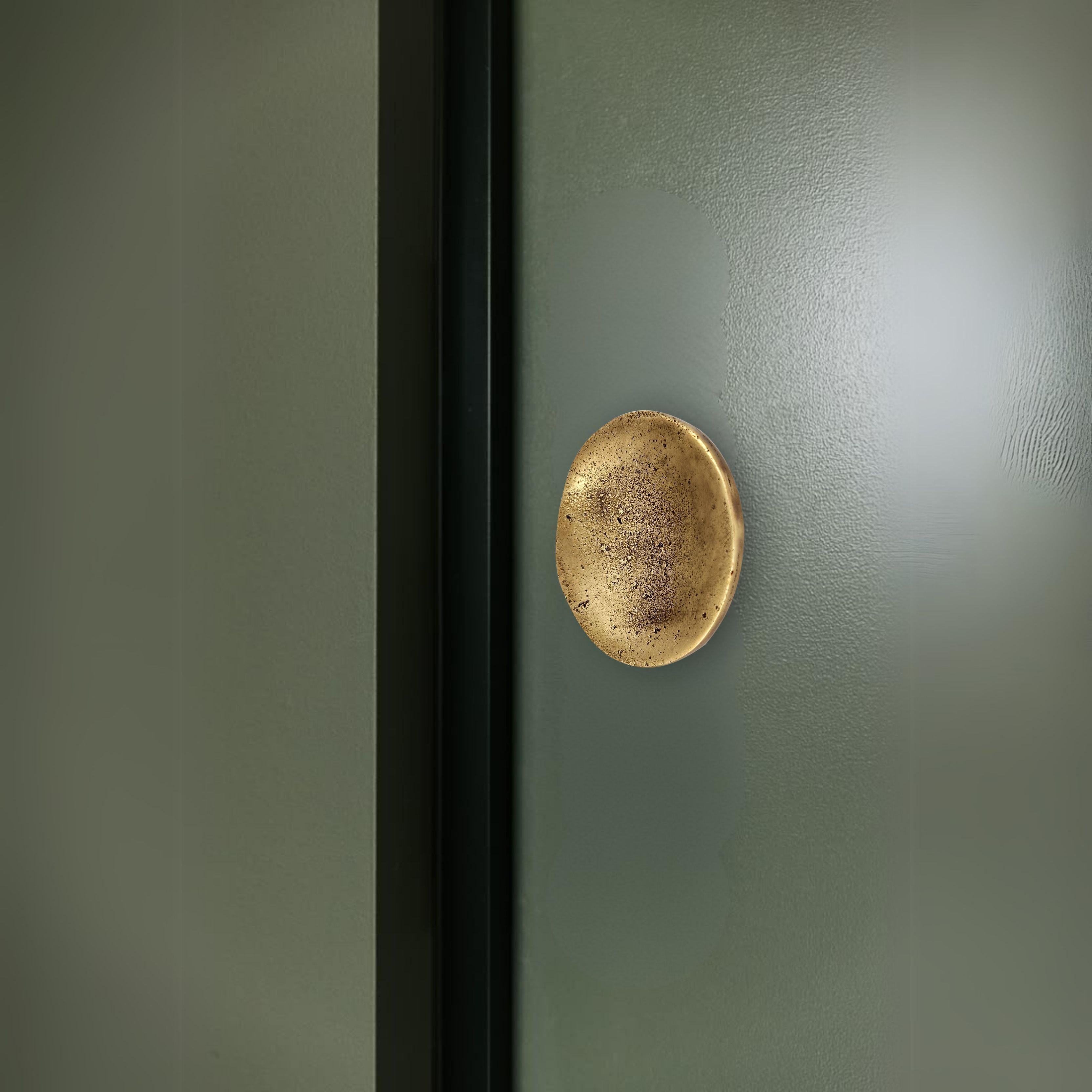 Inspired by nature and handcrafted in our workshops, this solid brass drawer pull embodies the authenticity of artisanal craftsmanship. Part of the Earth Prints collection, it draws inspiration from the simplicity of natural forms, featuring a