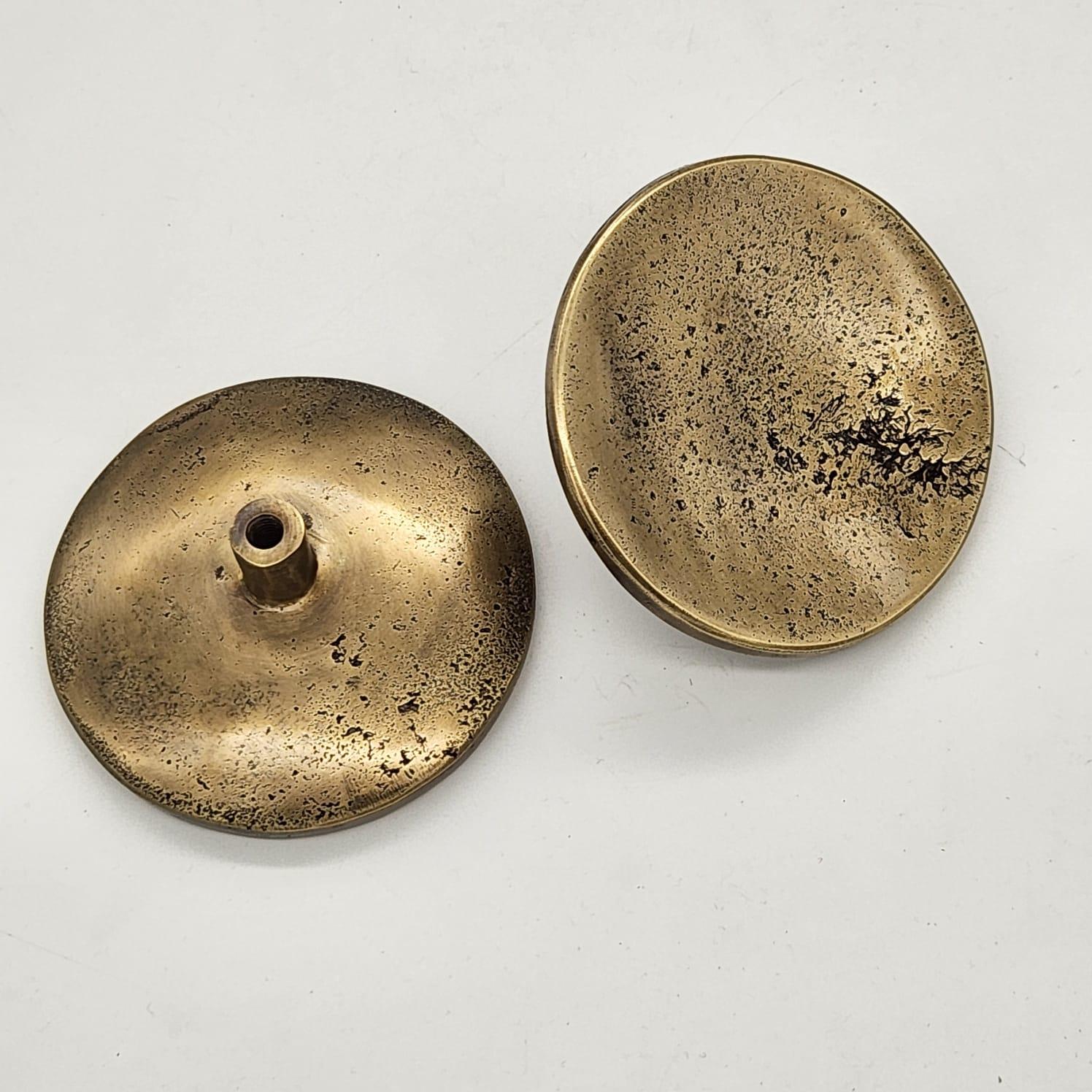 Inspiriert von der Natur und handgefertigt in unseren Werkstätten, verkörpert dieser Schubladengriff aus massivem Messing die Authentizität handwerklichen Könnens. Als Teil der Earth Prints Kollektion lässt er sich von der Schlichtheit natürlicher